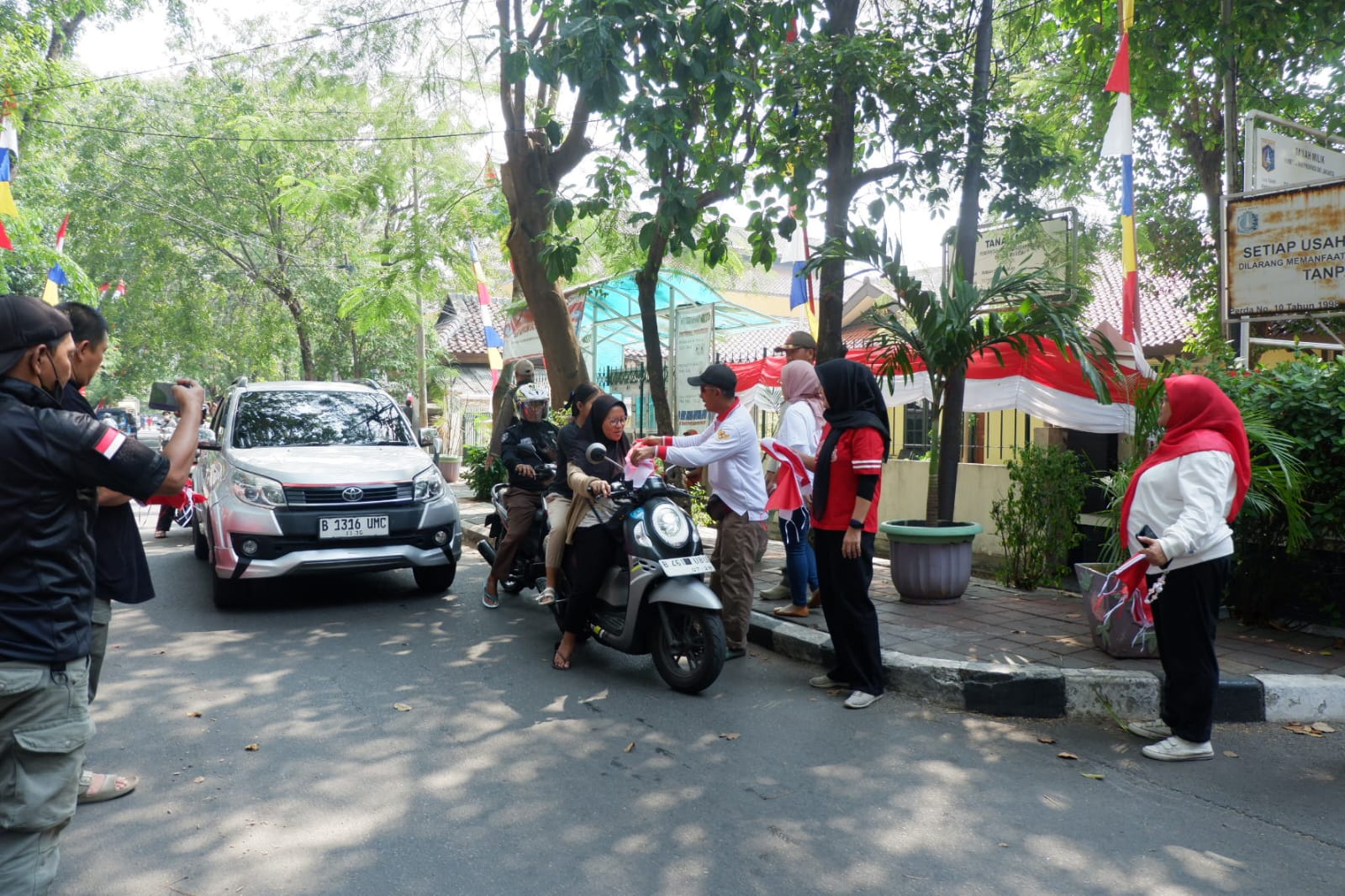 Lurah beserta jajaran melakukan pembagian Bendera Merah Putih kepada Warga Kel Sunter Agung 2