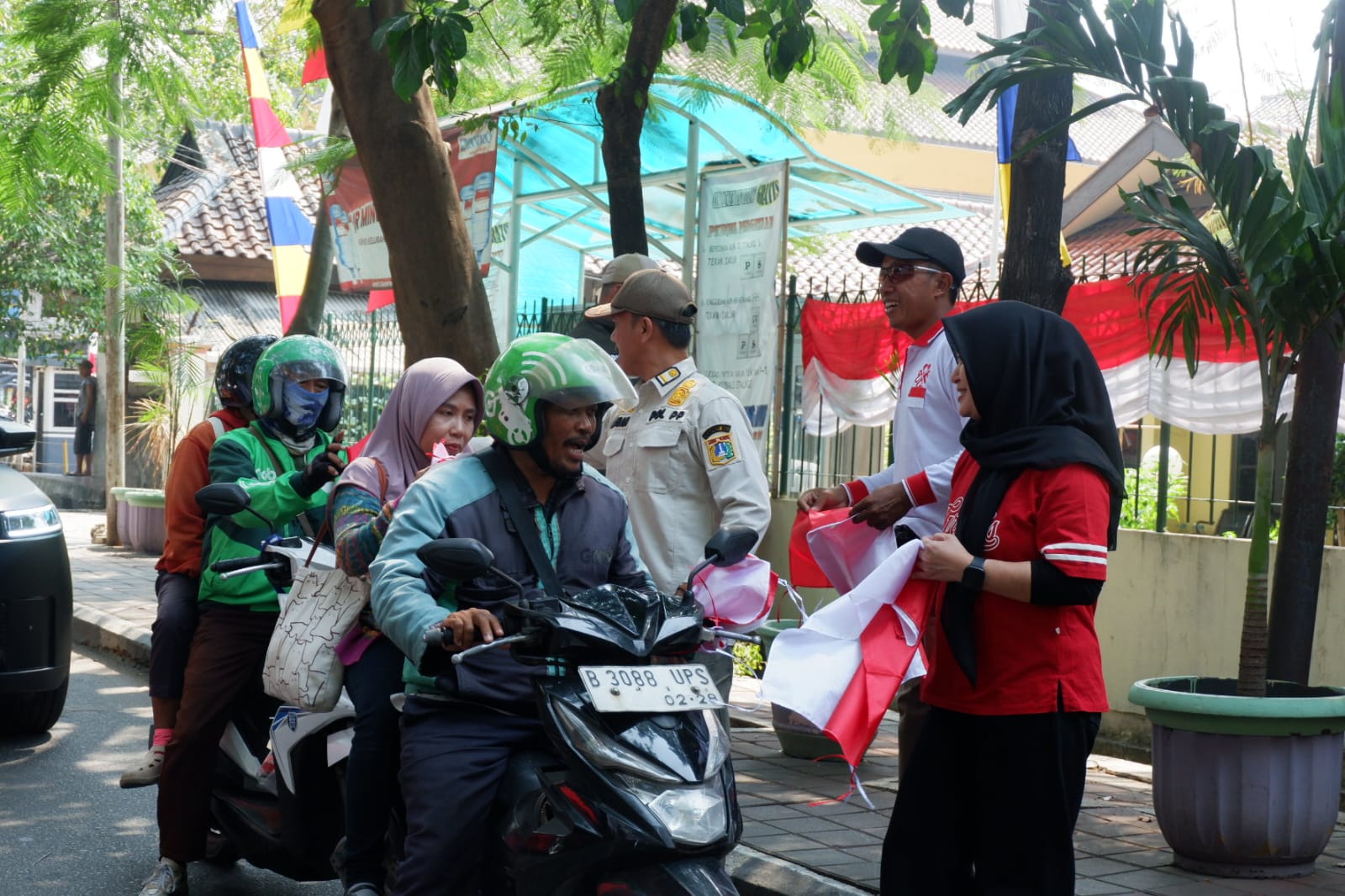 Lurah beserta jajaran melakukan pembagian Bendera Merah Putih kepada Warga Kel Sunter Agung 1
