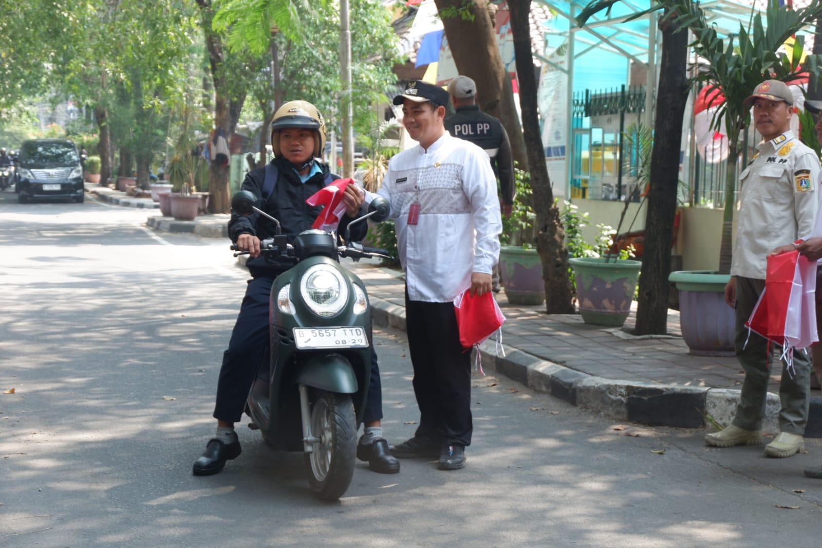 Lurah beserta jajaran melakukan pembagian Bendera Merah Putih kepada Warga Kel Sunter Agung 3
