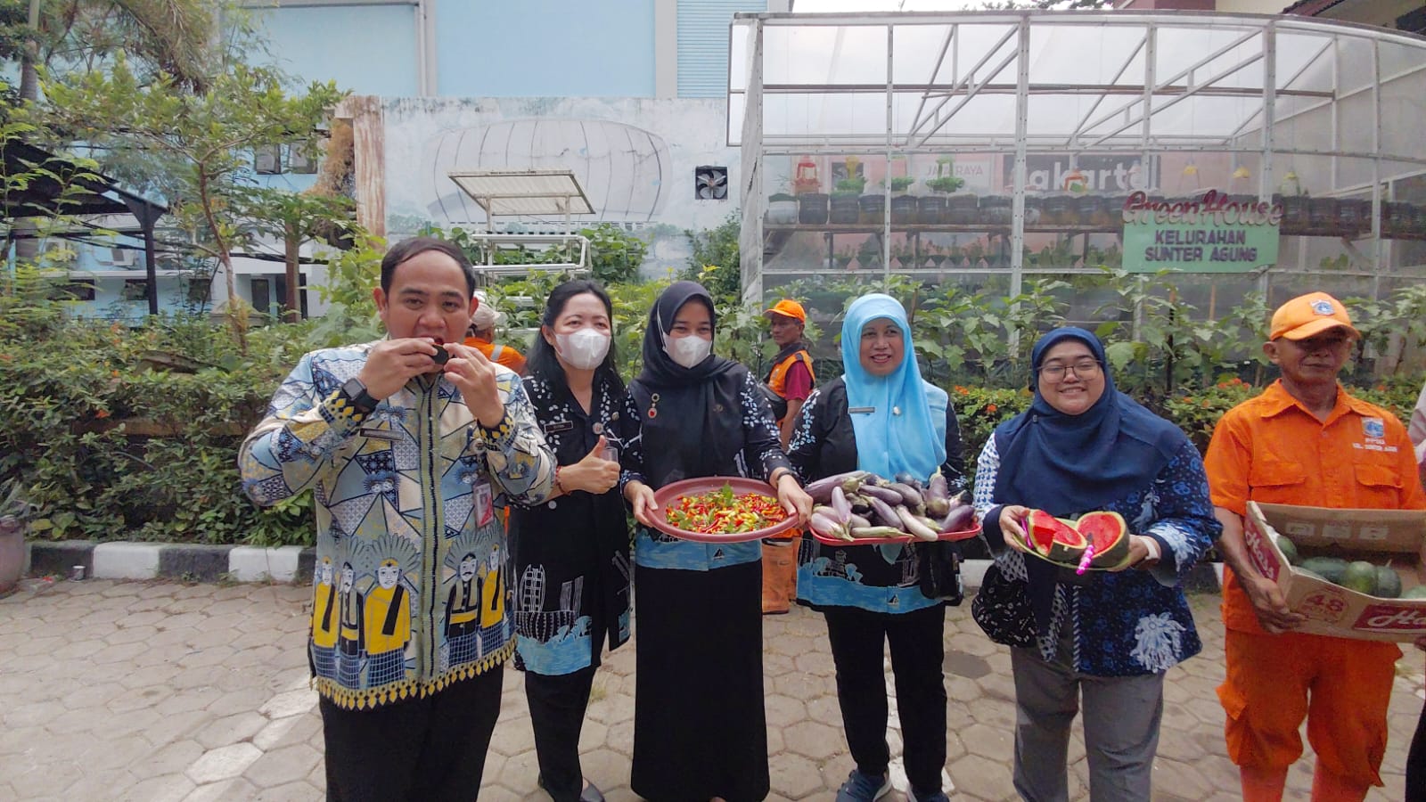 Kelurahan Sunter Agung melaksanakan kegiatan panen 2