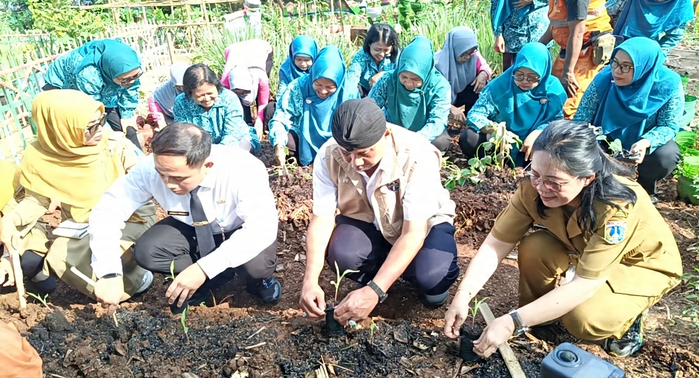 Lurah dan Ketua TP PKK Kelurahan Sunter Agung beserta jajaran melaksanakan tanam serentak 3
