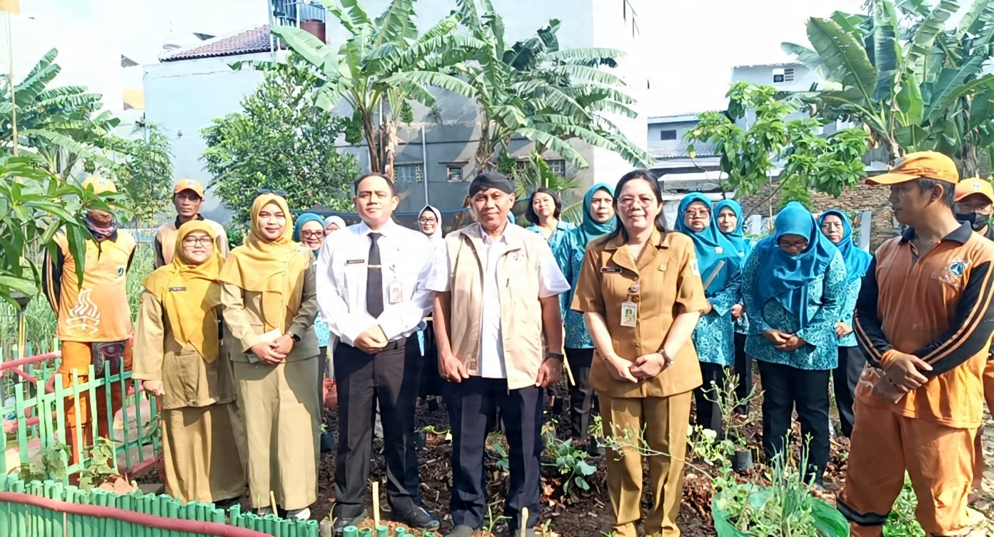 Lurah dan Ketua TP PKK Kelurahan Sunter Agung beserta jajaran melaksanakan tanam serentak 1