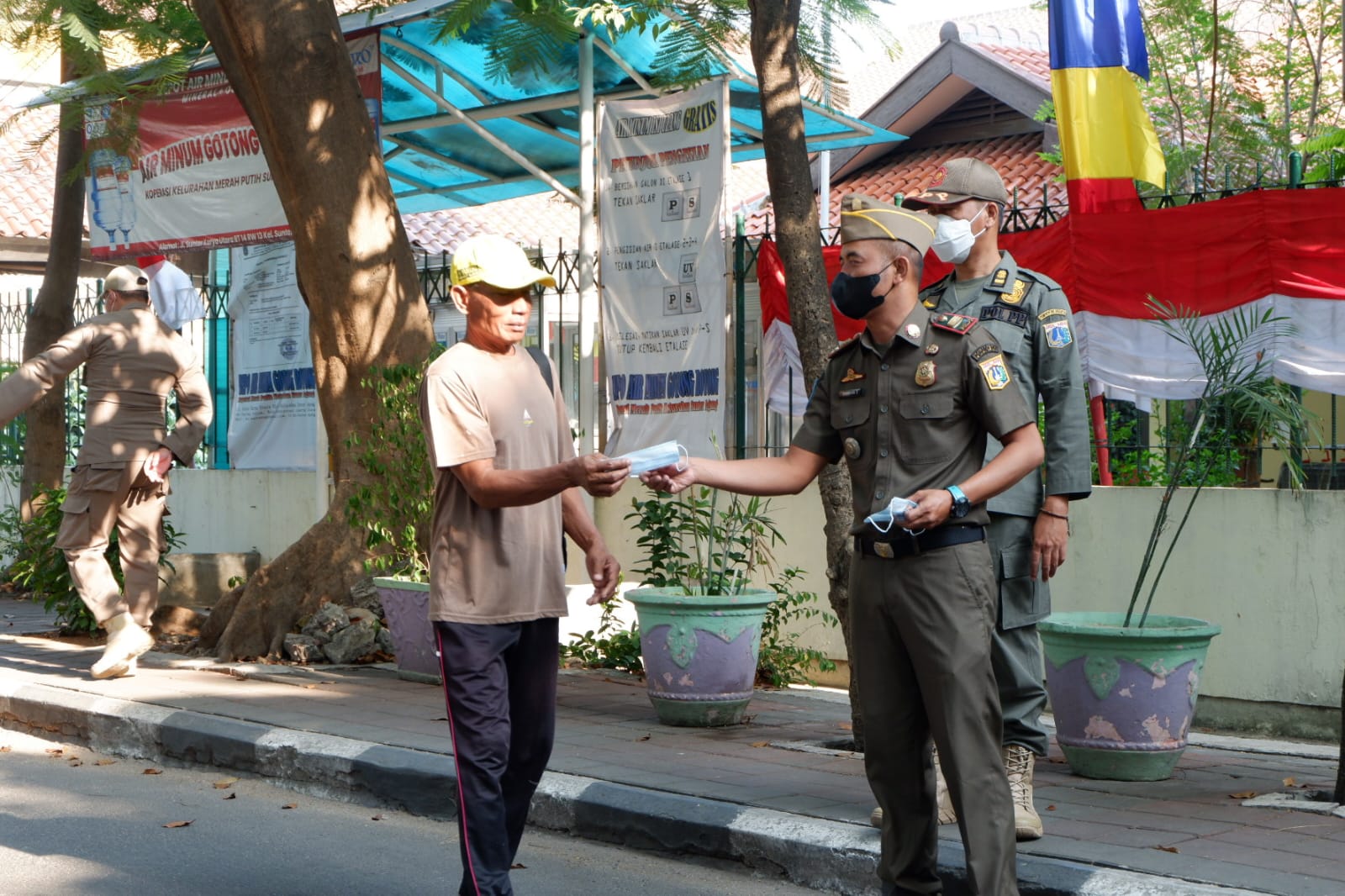 Pembagian masker kepada warga oleh perangkat kelurahan sunter agung 1