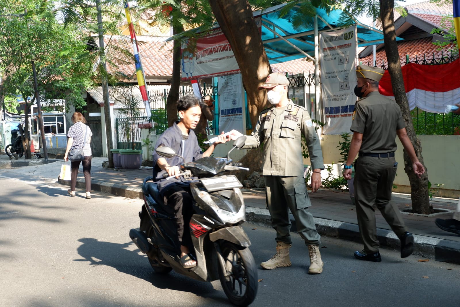Pembagian masker kepada warga oleh perangkat kelurahan sunter agung 2
