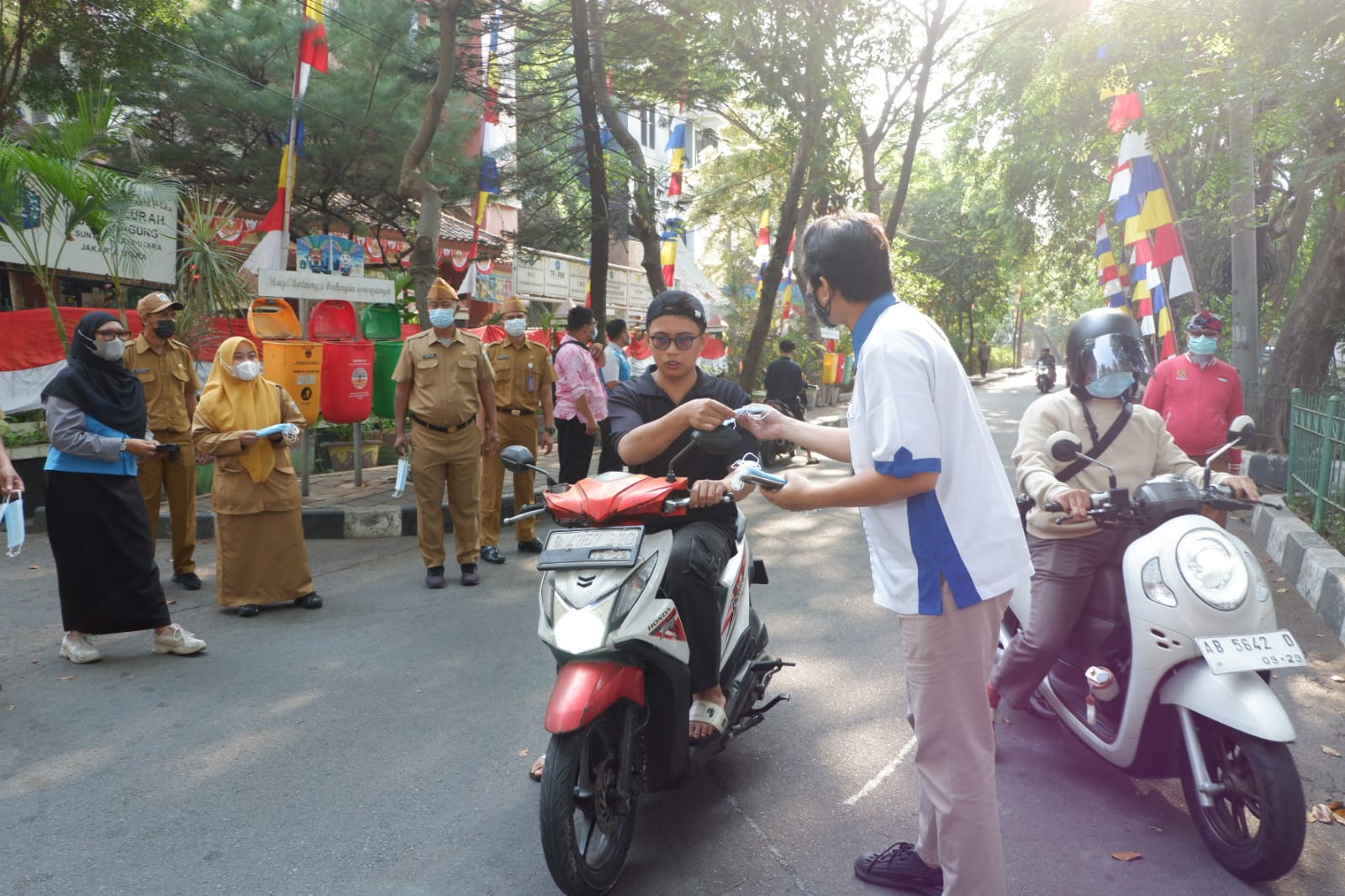 Pembagian masker kepada warga oleh perangkat kelurahan sunter agung 3