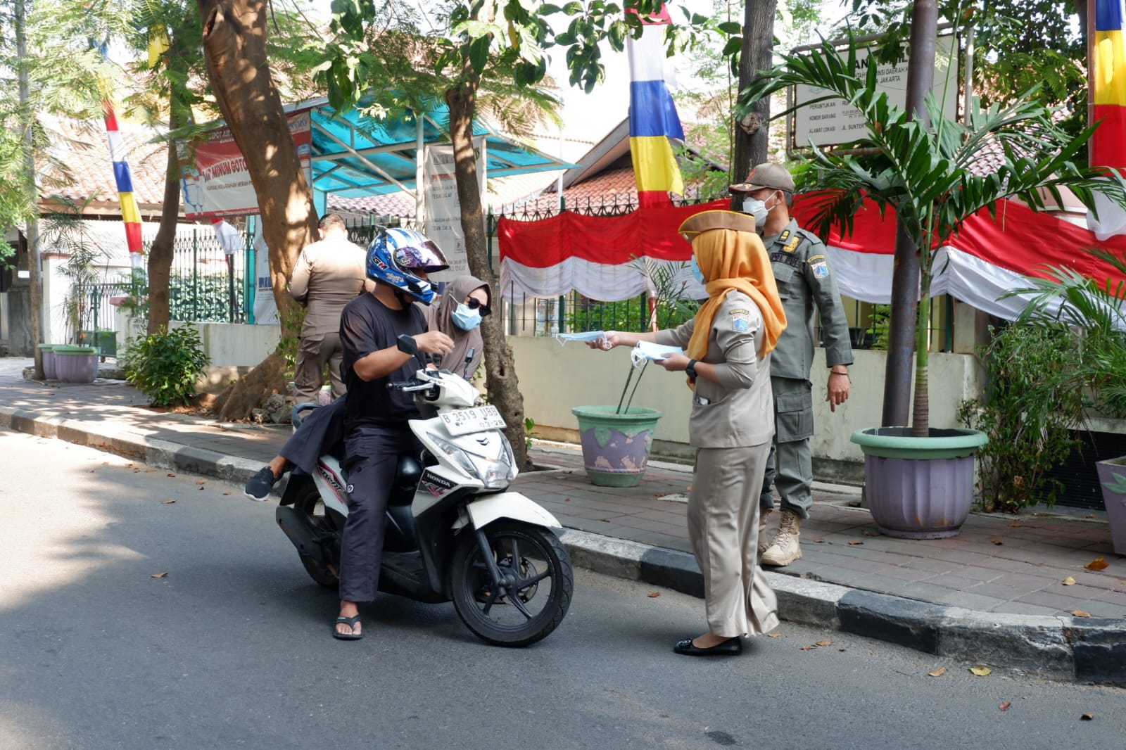 Pembagian masker kepada warga oleh perangkat kelurahan sunter agung 6