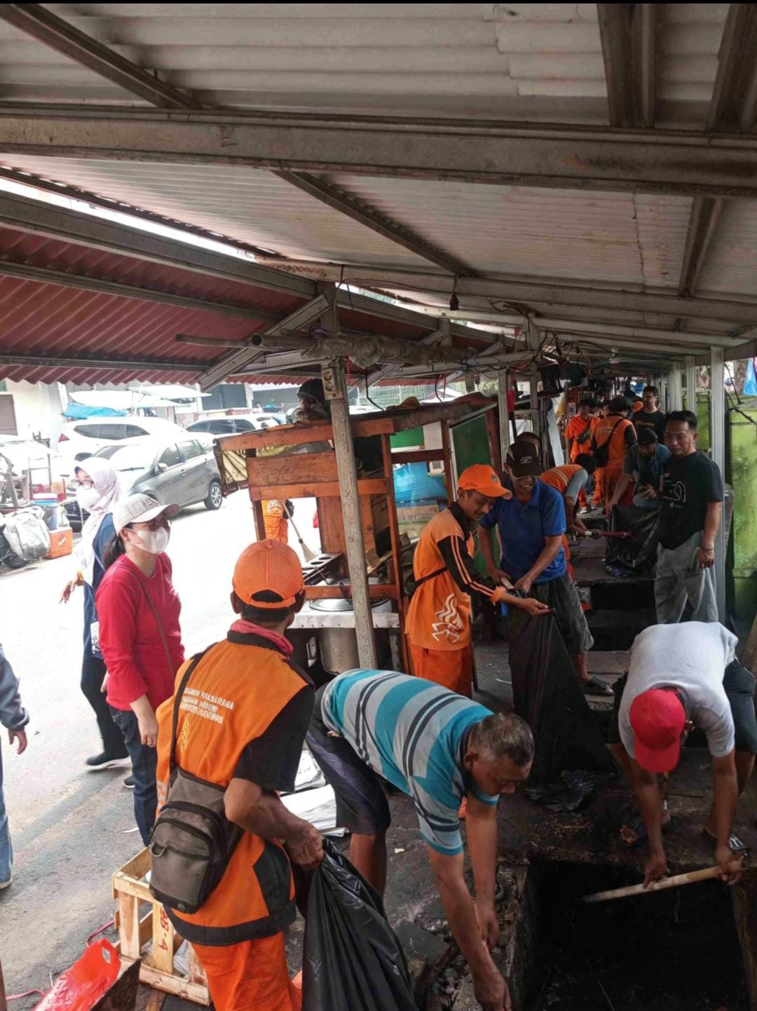 Kegiatan Kerja Bakti Gabungan di Kelurahan Sunter Agung 1
