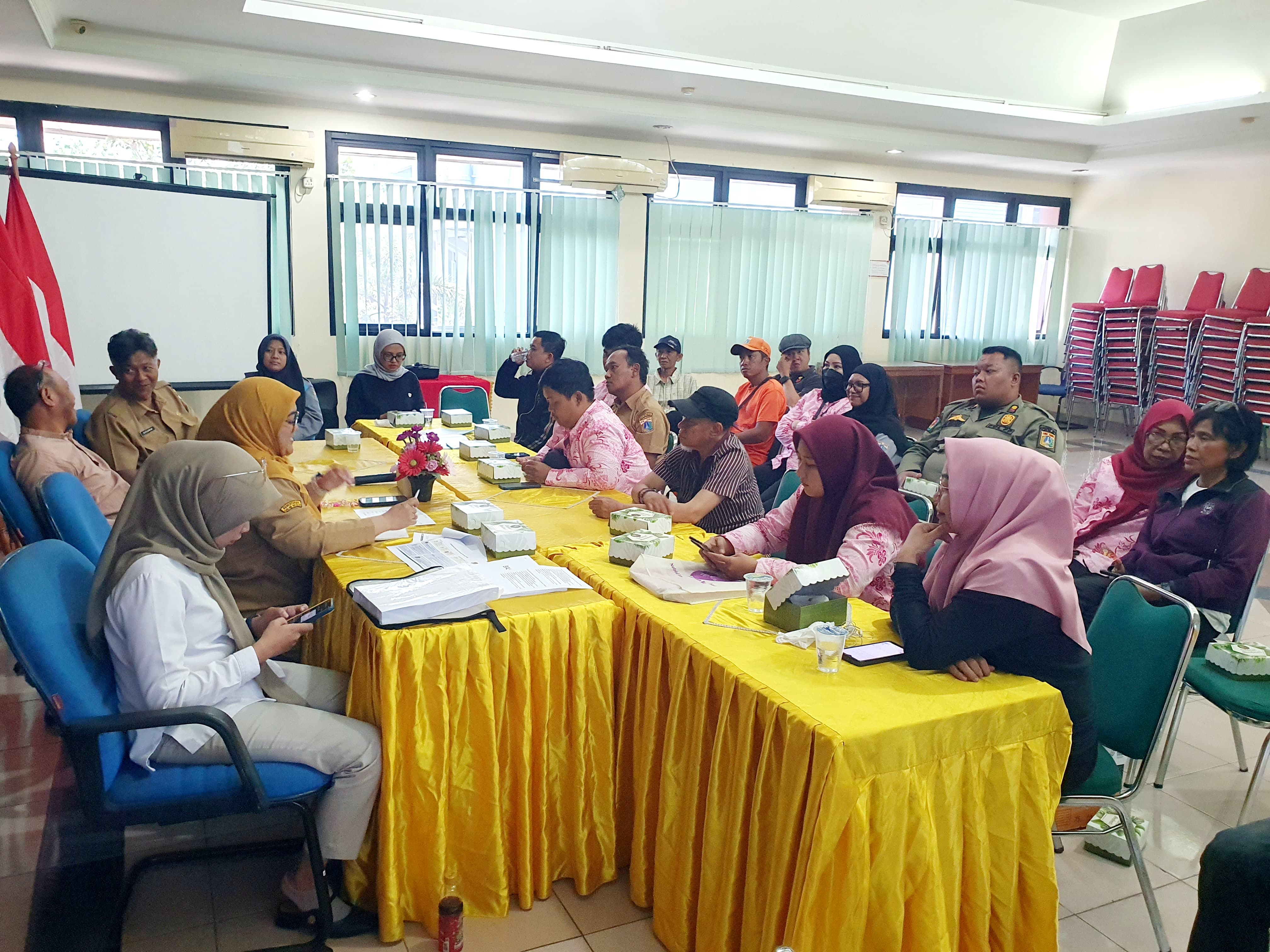 rapat persiapan penyaluran bantuan pangan bulog kelurahan sunter agung 2