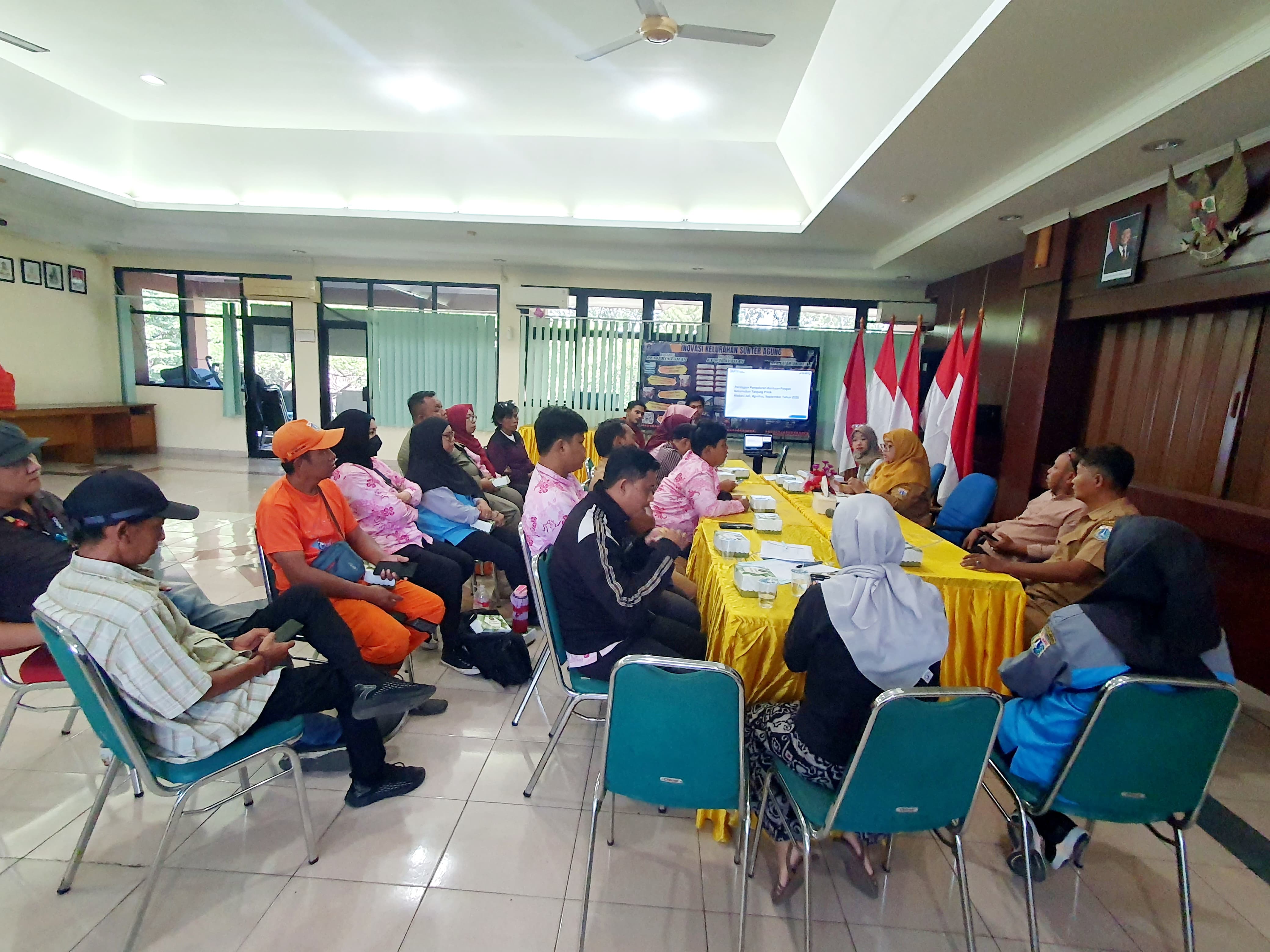 rapat persiapan penyaluran bantuan pangan bulog kelurahan sunter agung 1