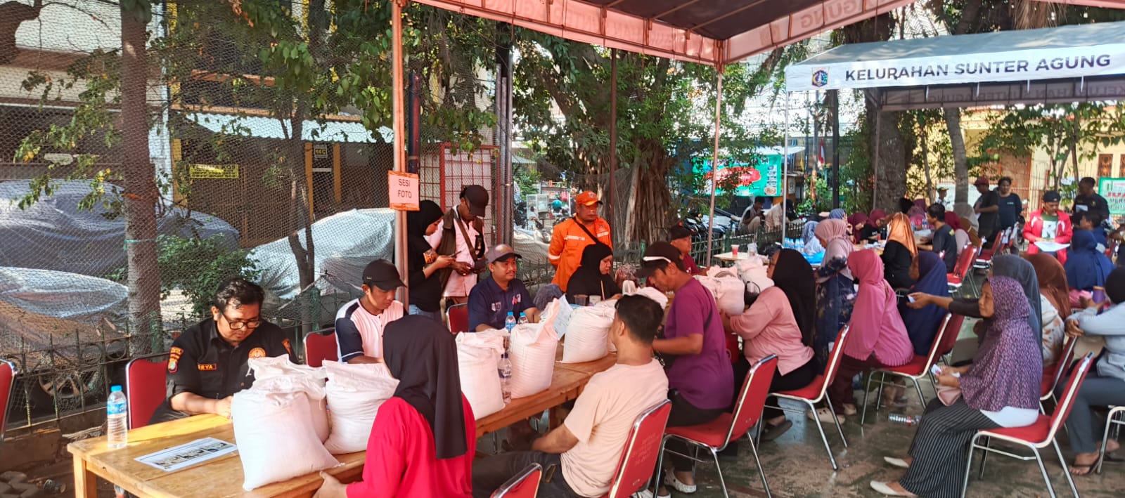 Bantuan Pangan Bulog di Kelurahan Sunter Agung 2