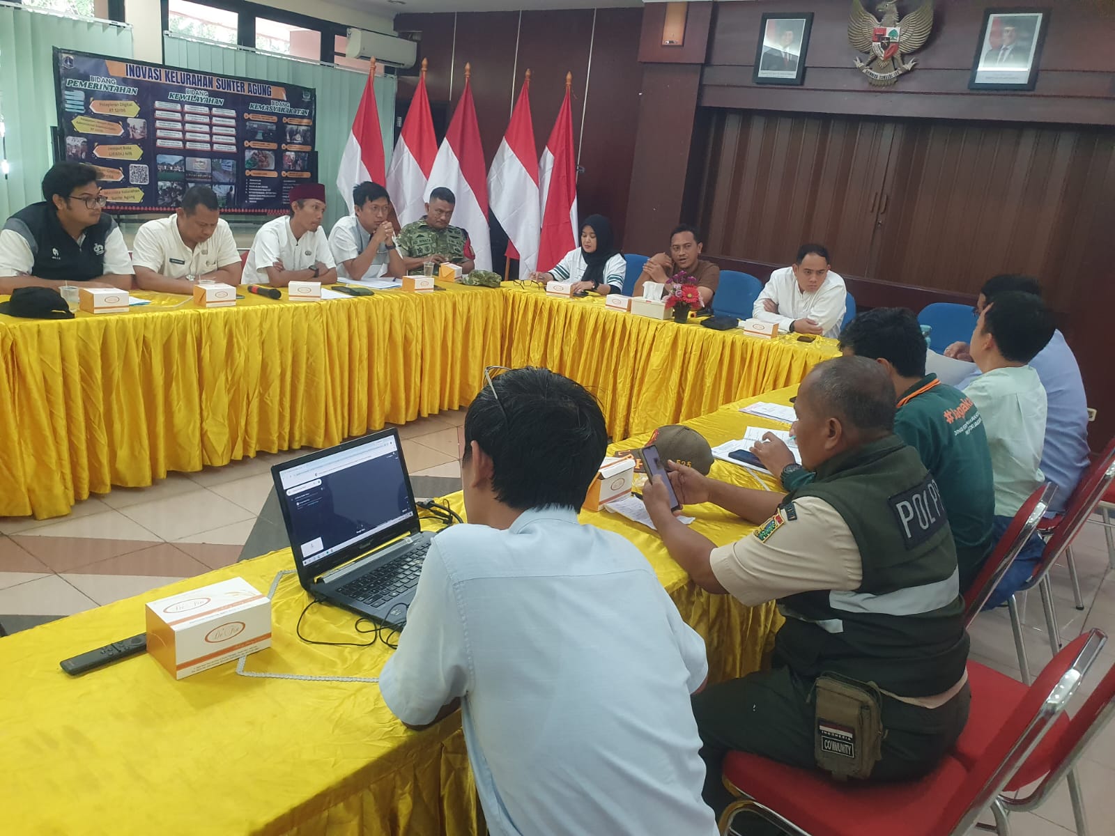 Rapat Koordinasi Pembahasan Pemasangan Awning di Lokasi Lapangan Bulutangkis RW 017 Kel Sunter Agung 1