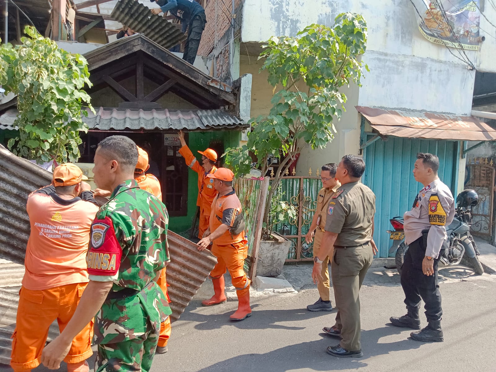 Pembongkaran Rumah Milik Bapak Nurofik dalam Program Bedah Rumah Polda Metro Jaya di RT.006 RW.010 Kelurahan Tanjung Priok 1