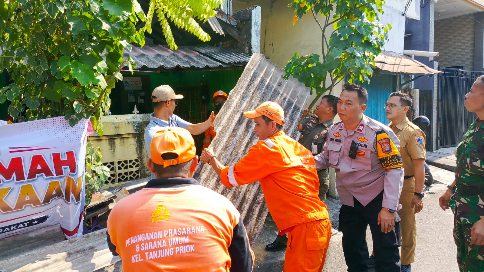 Pembongkaran Rumah Milik Bapak Nurofik dalam Program Bedah Rumah Polda Metro Jaya di RT.006 RW.010 Kelurahan Tanjung Priok 2