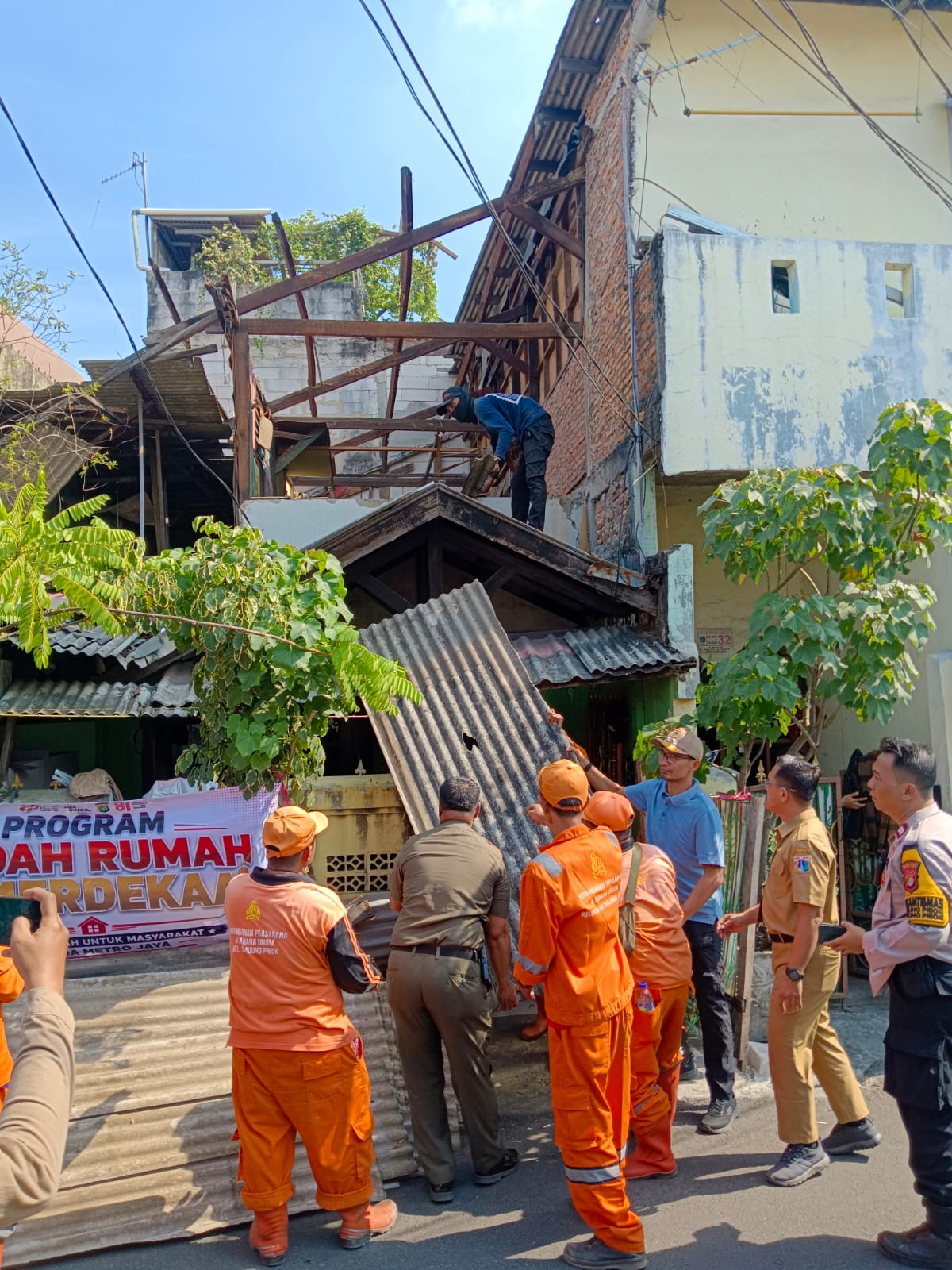 Pembongkaran Rumah Milik Bapak Nurofik dalam Program Bedah Rumah Polda Metro Jaya di RT.006 RW.010 Kelurahan Tanjung Priok 4