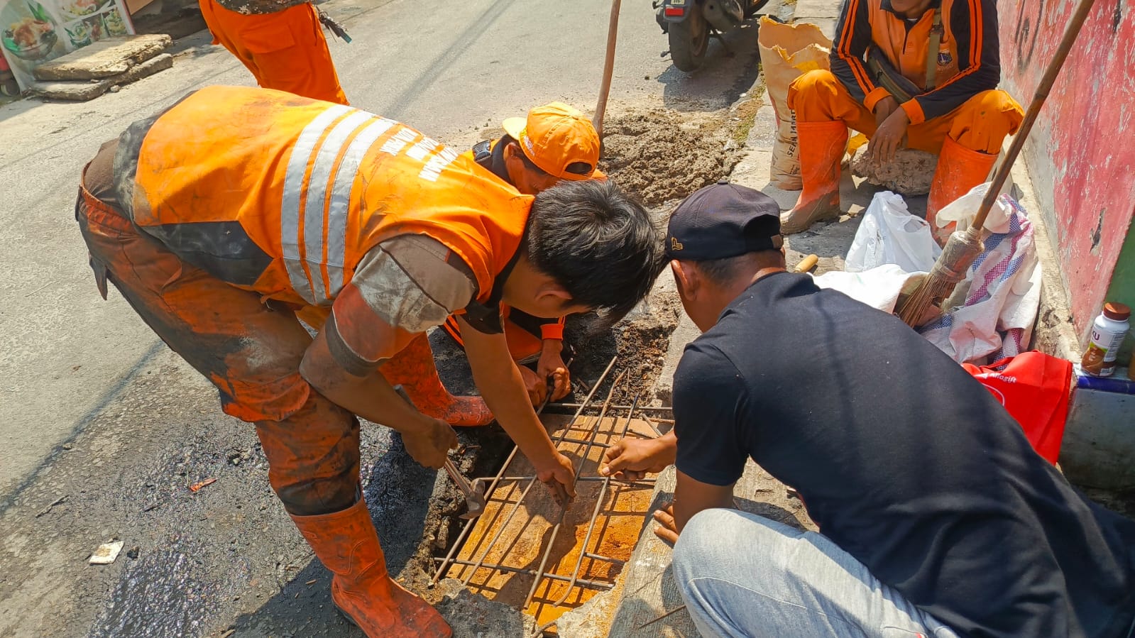 Tindak Lanjut Customer Relationship Management (CRM) penutup saluran yang rusak atau berlubang sehingga menyebabkan saluran tersumbat 3