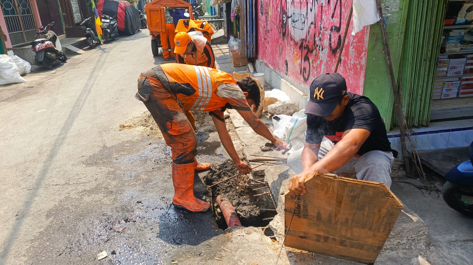 Tindak Lanjut Customer Relationship Management (CRM) penutup saluran yang rusak atau berlubang sehingga menyebabkan saluran tersumbat 2