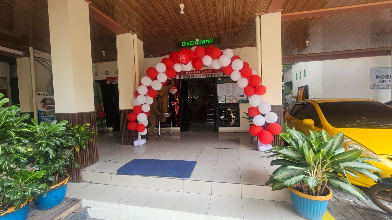 Menyambut HUT RI KE-81 Kelurahan Tanjung Priok Mendekor Kantor dengan Hiasan bernuansa perjuangan di lingkungan Kantor Kelurahan 3