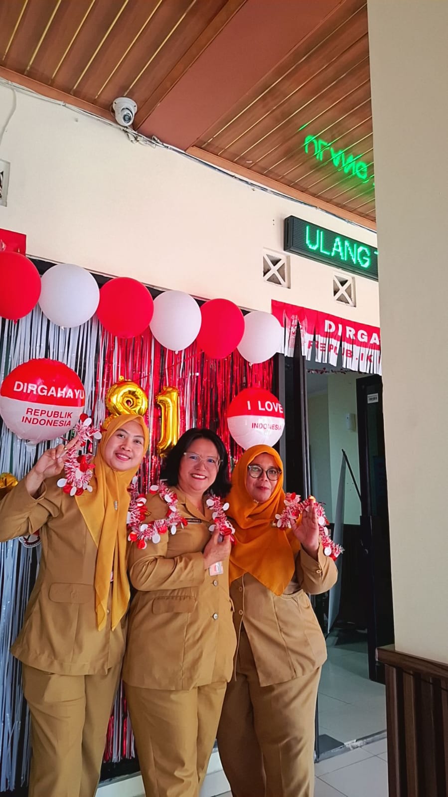 Menyambut HUT RI KE-81 Kelurahan Tanjung Priok Mendekor Kantor dengan Hiasan bernuansa perjuangan di lingkungan Kantor Kelurahan 2