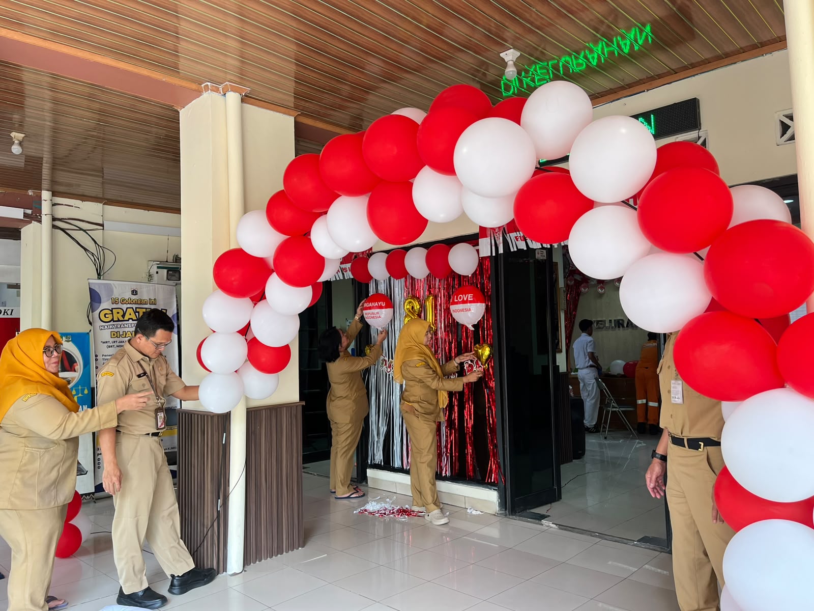 Menyambut HUT RI KE-81 Kelurahan Tanjung Priok Mendekor Kantor dengan Hiasan bernuansa perjuangan di lingkungan Kantor Kelurahan 5