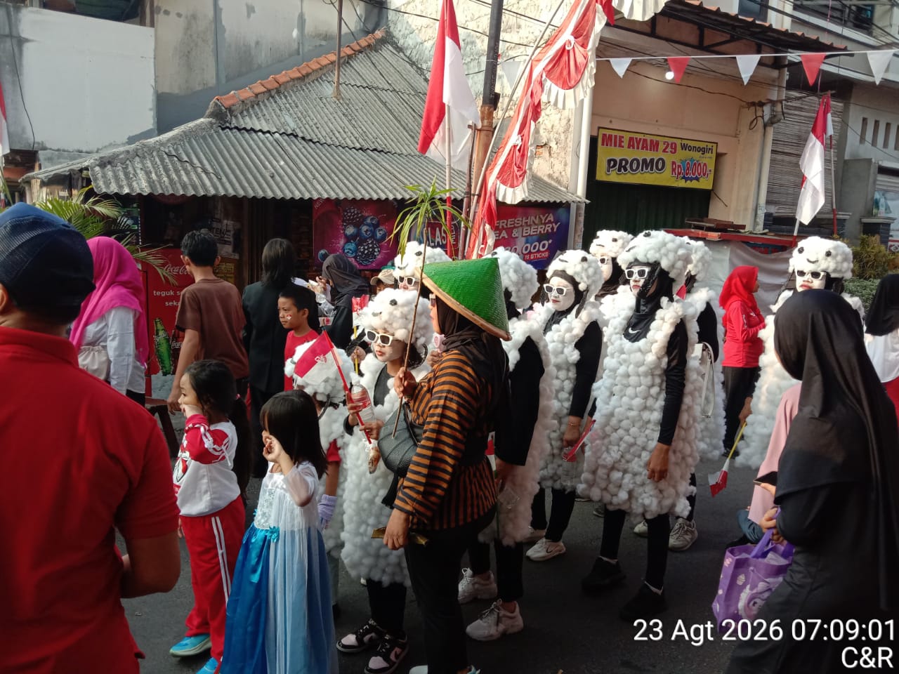 Menghadiri Kegiatan HUT Proklamasi Kemerdekaan RI yg Ke 81 RW.05 Kelurahan Tanjung Priok Mengadakan Jalan Santai Keluarga 4