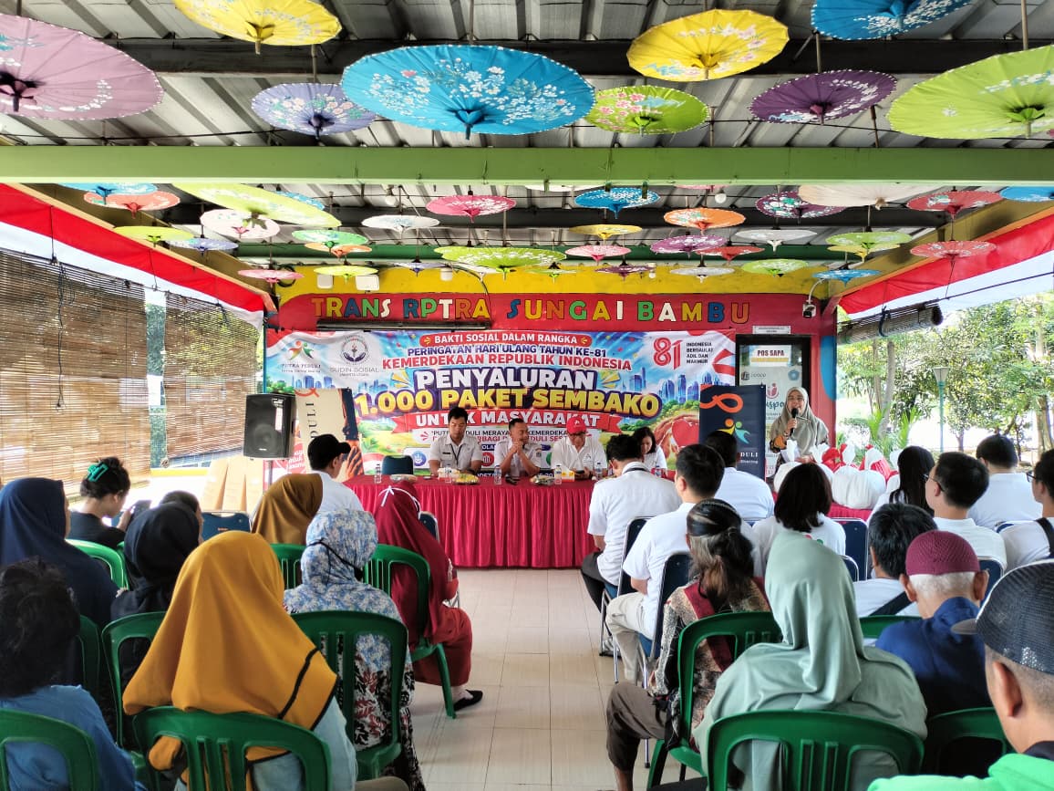 Staf Kesejahteraan Rakyat Kelurahan Tanjung Priok Menghadiri Kegiatan Bakti Sosial Penyaluran Sembako di RPTRA Sungai Bambu 6