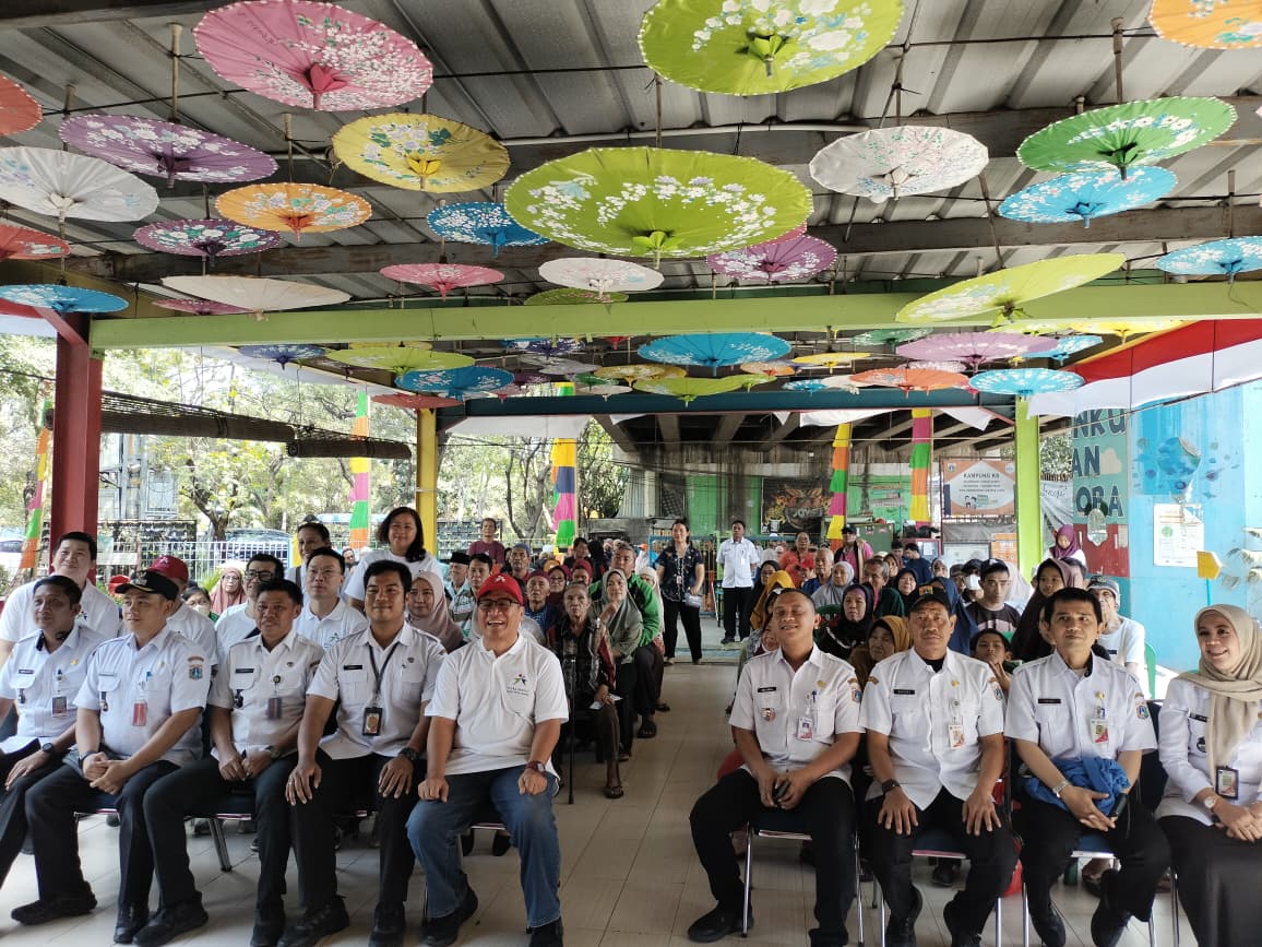 Staf Kesejahteraan Rakyat Kelurahan Tanjung Priok Menghadiri Kegiatan Bakti Sosial Penyaluran Sembako di RPTRA Sungai Bambu 2