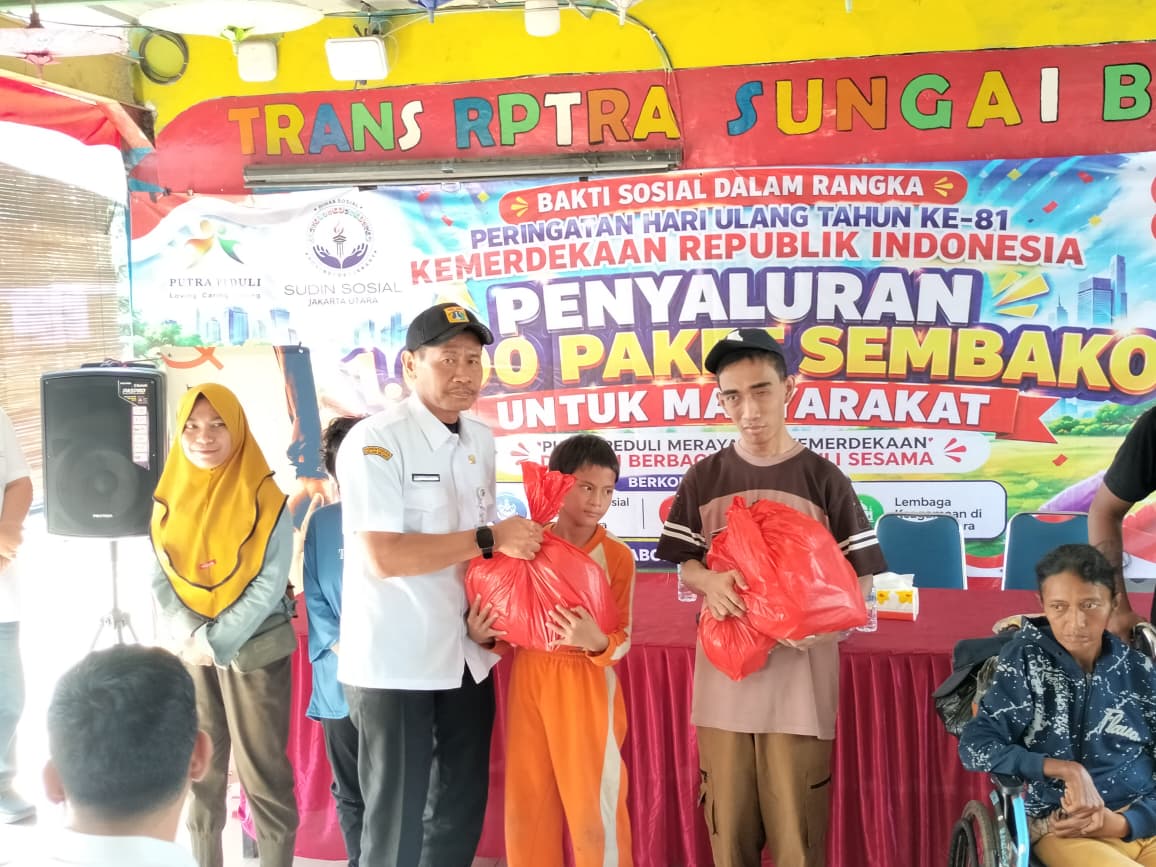 Staf Kesejahteraan Rakyat Kelurahan Tanjung Priok Menghadiri Kegiatan Bakti Sosial Penyaluran Sembako di RPTRA Sungai Bambu 3