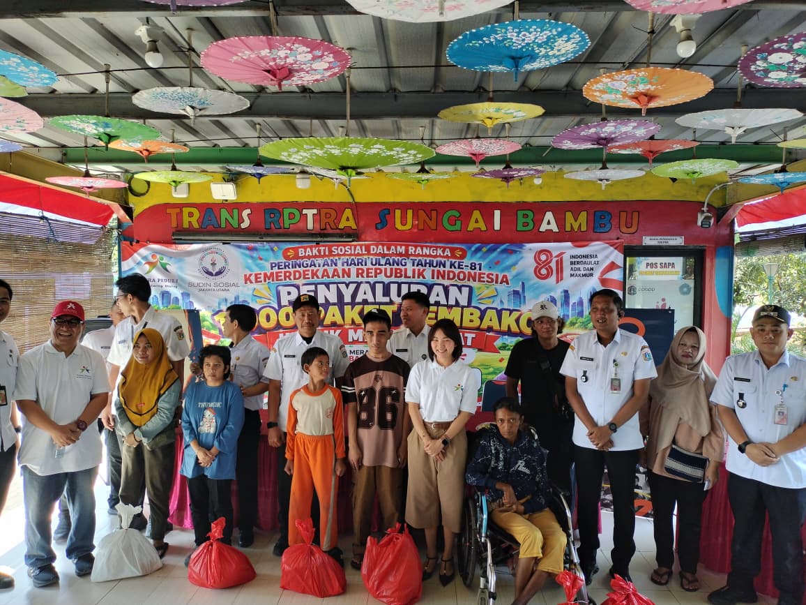 Staf Kesejahteraan Rakyat Kelurahan Tanjung Priok Menghadiri Kegiatan Bakti Sosial Penyaluran Sembako di RPTRA Sungai Bambu 1