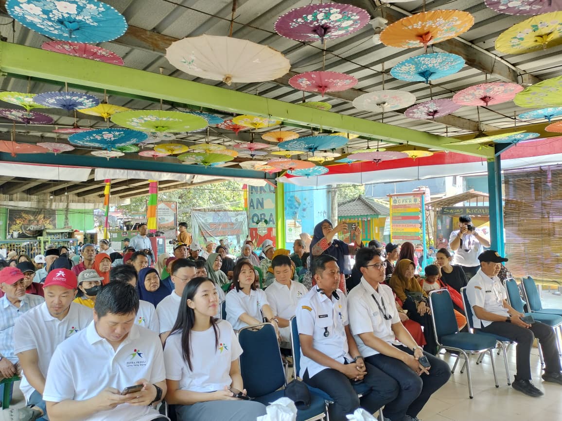 Staf Kesejahteraan Rakyat Kelurahan Tanjung Priok Menghadiri Kegiatan Bakti Sosial Penyaluran Sembako di RPTRA Sungai Bambu 4