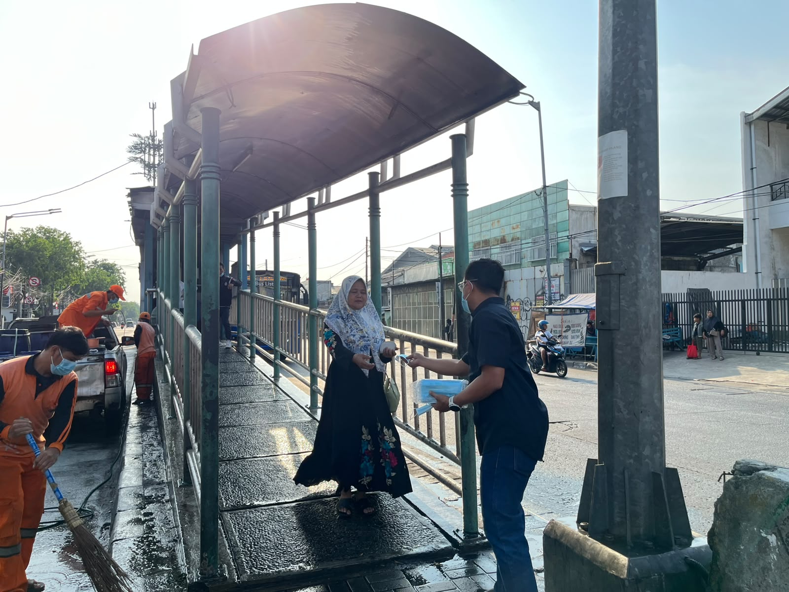 Pemberian masker ke masyarakat & Penyiraman Debu di Jalan Protokol Yos Sudarso untuk Mengurangi Dampak Abu Vulkanik 1
