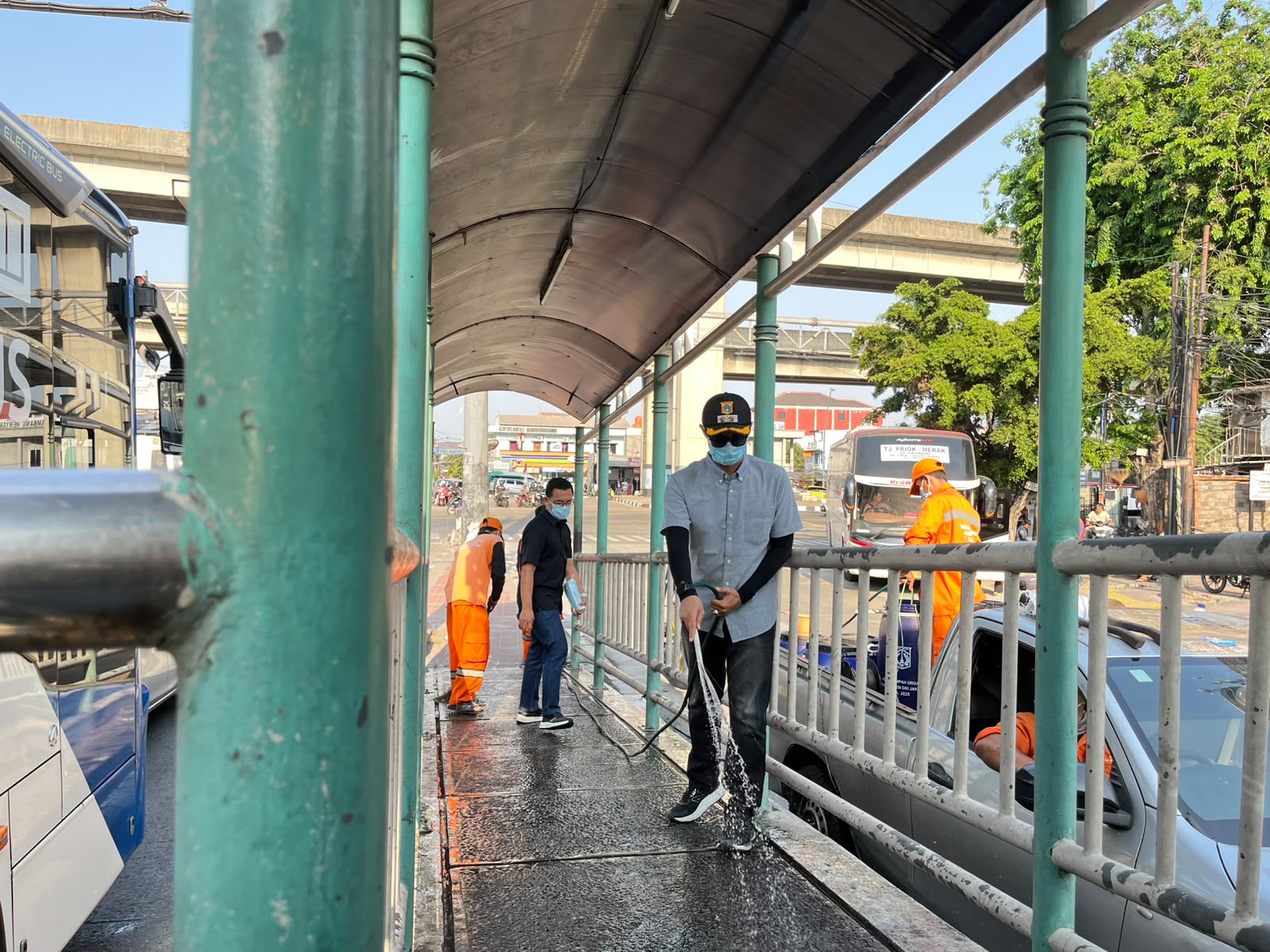 Pemberian masker ke masyarakat & Penyiraman Debu di Jalan Protokol Yos Sudarso untuk Mengurangi Dampak Abu Vulkanik 2