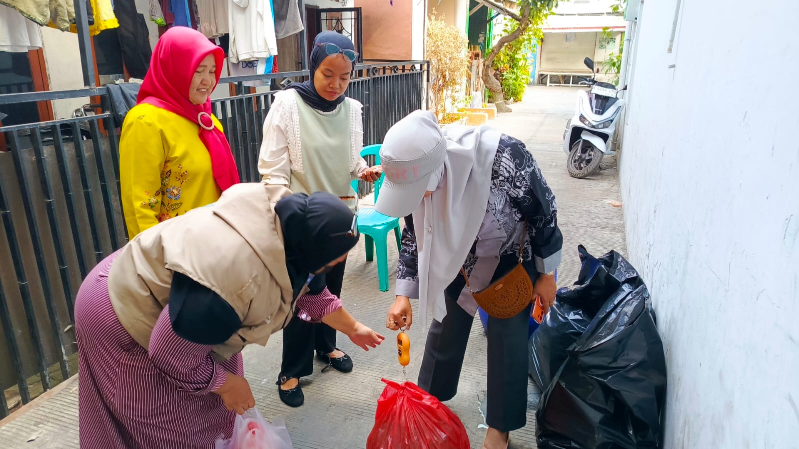 Monitoring Gerakan Pilah Sampah dan Penginputan kedalam Sistem Bidang Pengelolaan Sampah di RW.05 Kelurahan Tanjung Priok 3