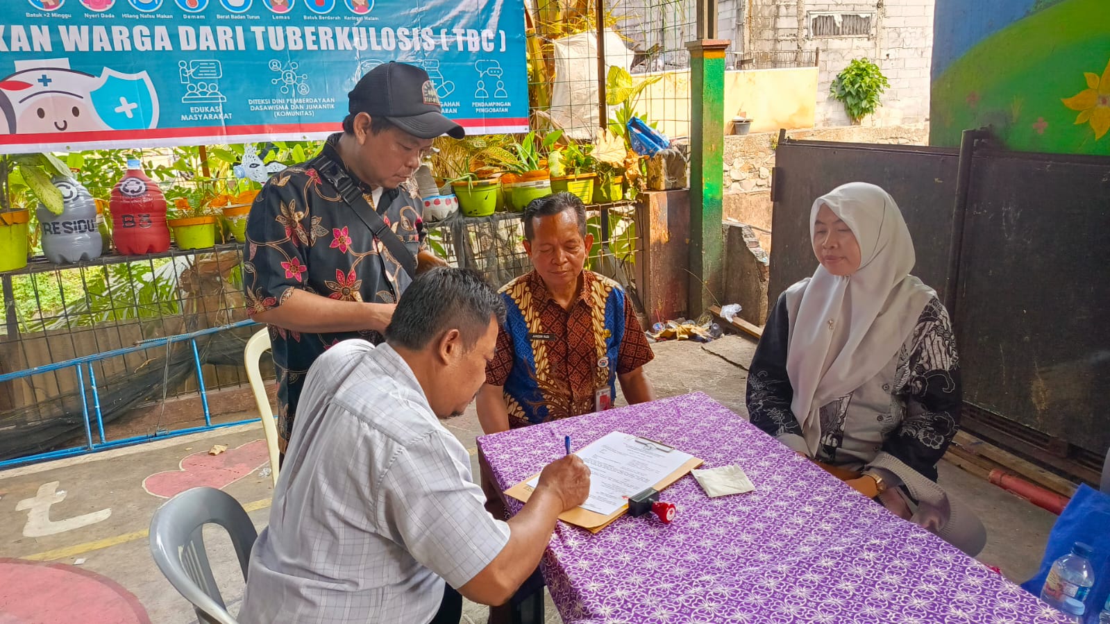 Pendistribusian Rak Buku Usulan Musrenbang di RW.04, RW.05 & RW.010 Kelurahan Tanjung Priok 2
