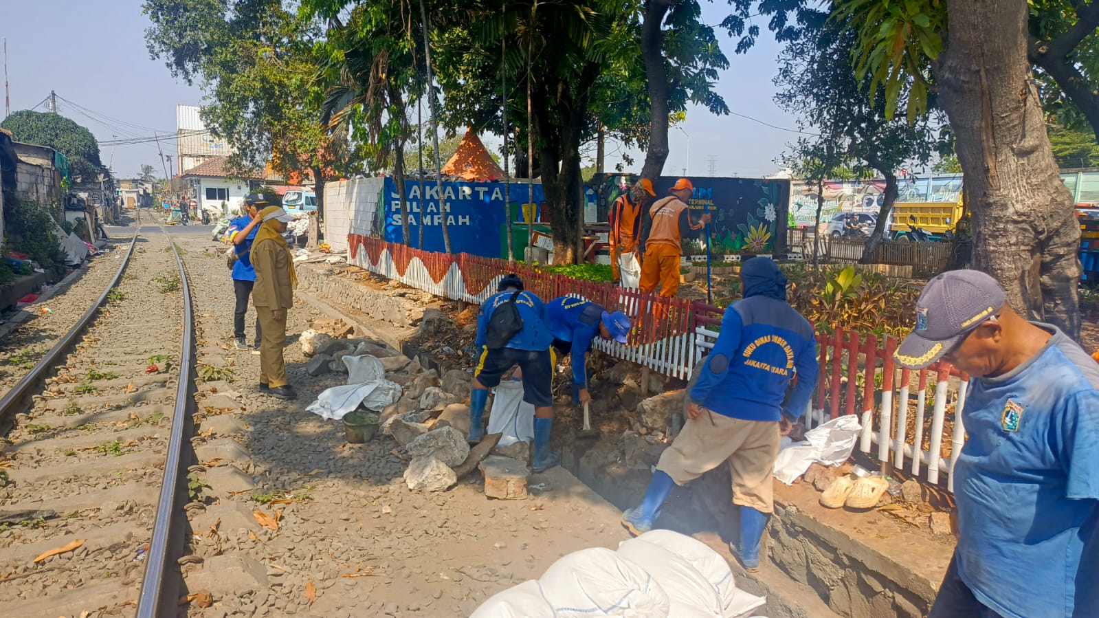 Monitoring Pembuatan Turap di Taman Terminal Tanjung Priok 2