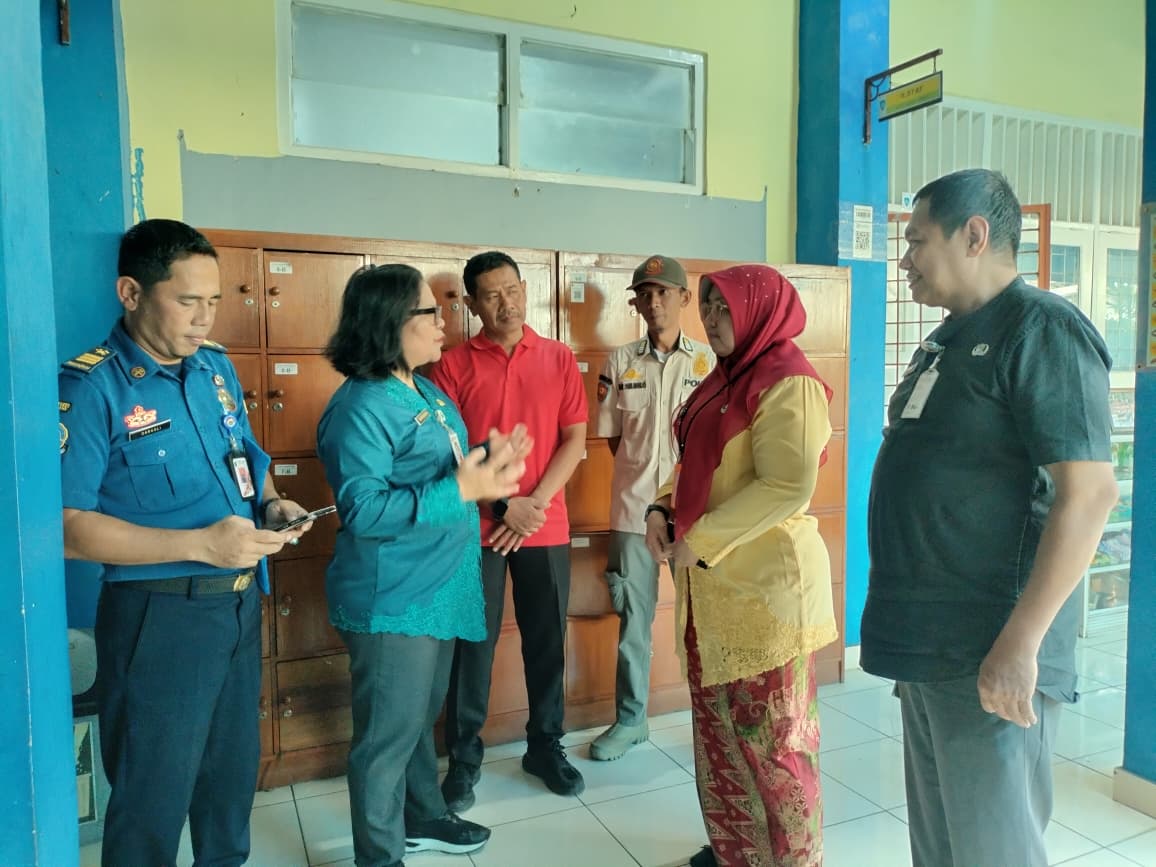 Kegiatan Pemberantasan Sarang Nyamuk (PSN) di SMPN 55 RW. 03 Kelurahan Tanjung Priok 1