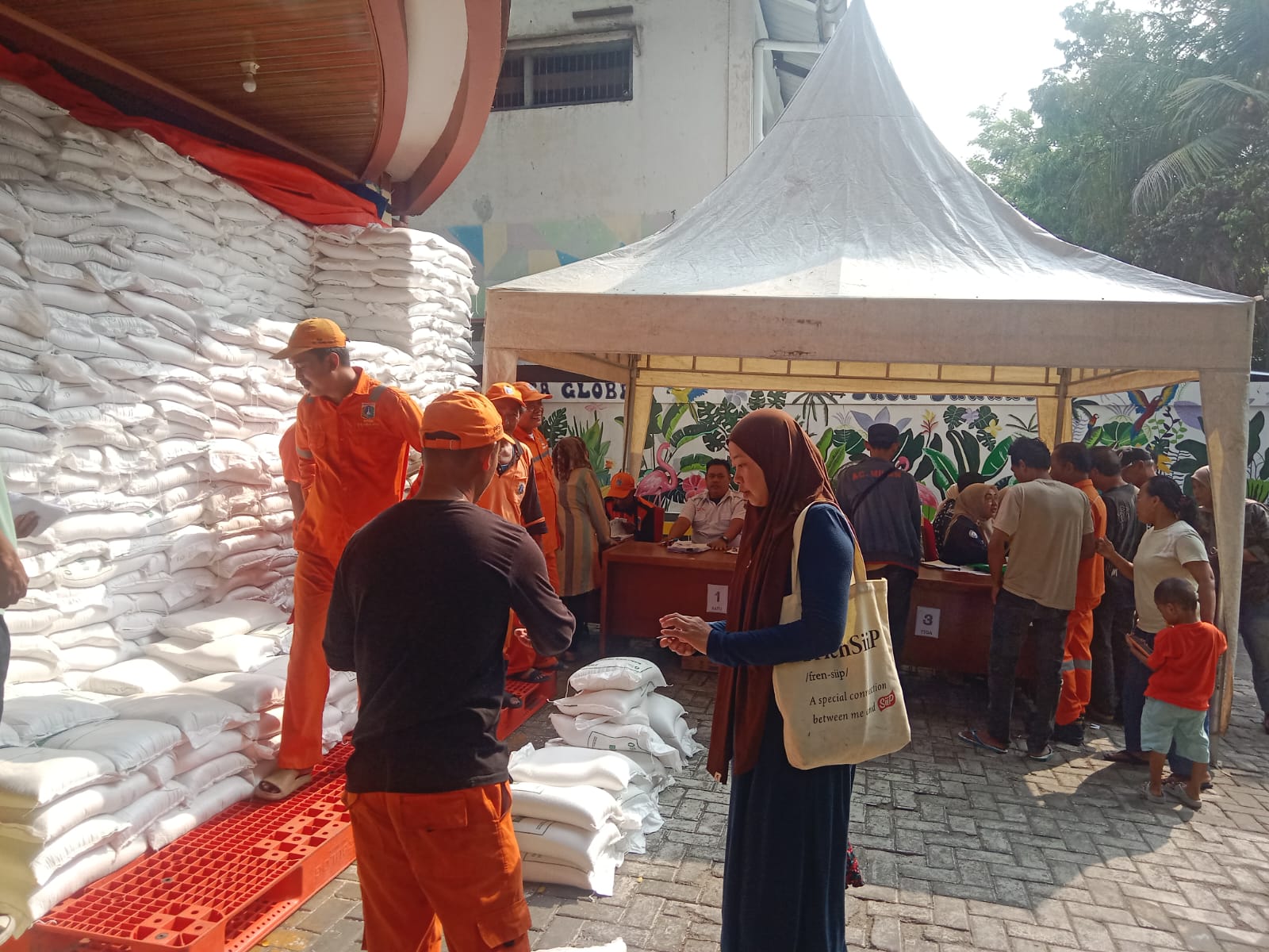 Monitor Pendistribusian Beras Bulog di Kantor Kelurahan Tanjung Priok 1