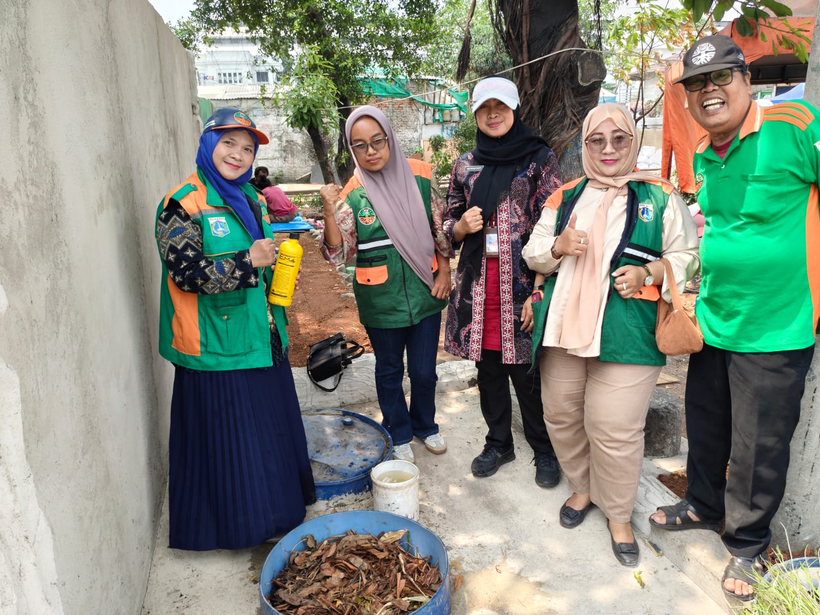 Pengolahan Sampah Organik (komposter biopori jumbo) di Taman Terminal bersama Satpel Lingkungan Hidup 1