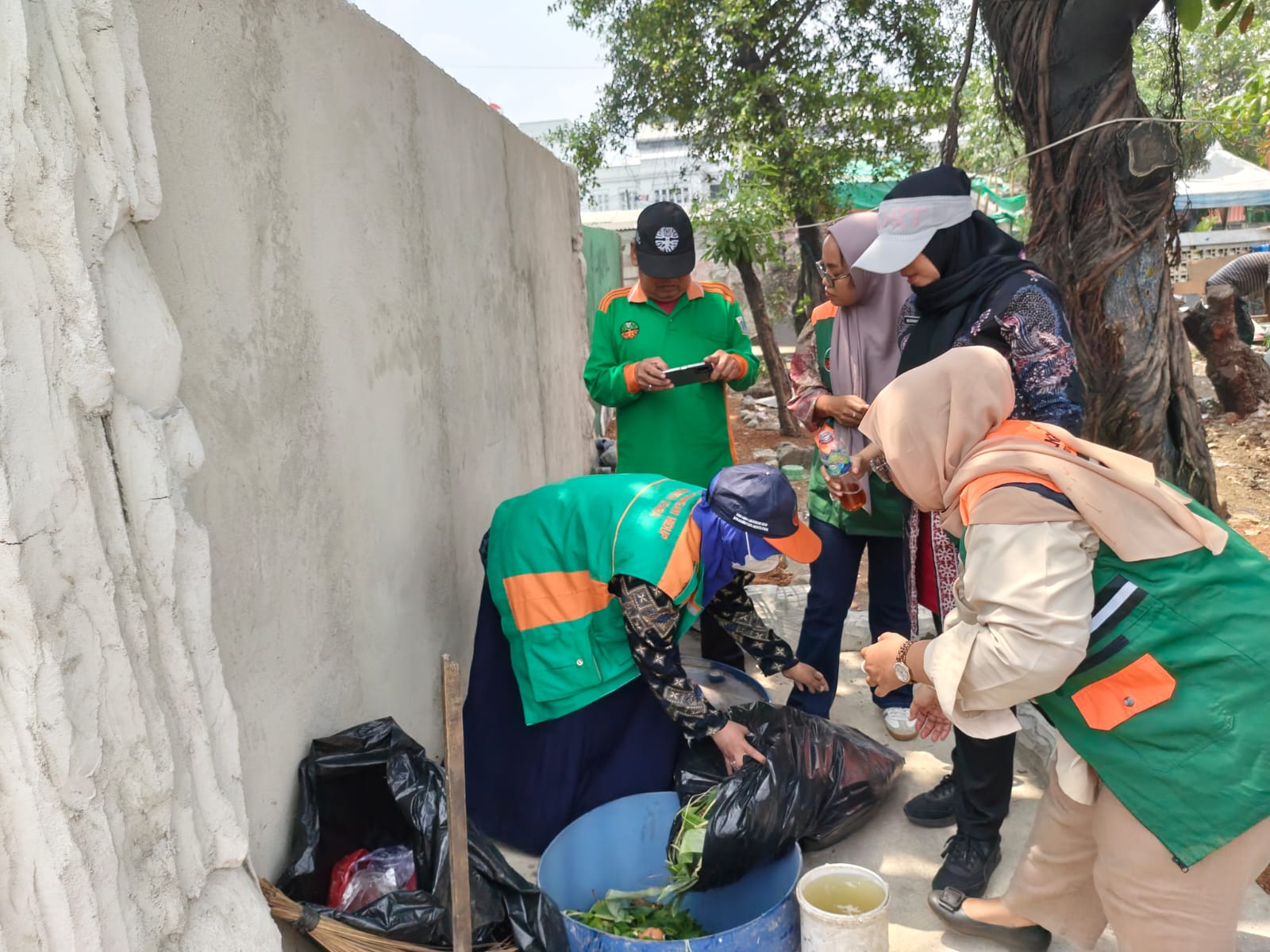 Pengolahan Sampah Organik (komposter biopori jumbo) di Taman Terminal bersama Satpel Lingkungan Hidup 3