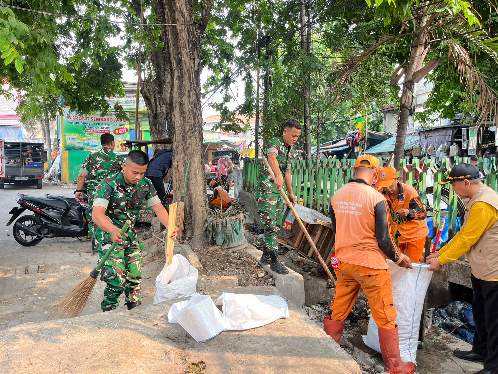 Gerakan Peduli Sampah dalam rangka HUT TNI Ke-81 4