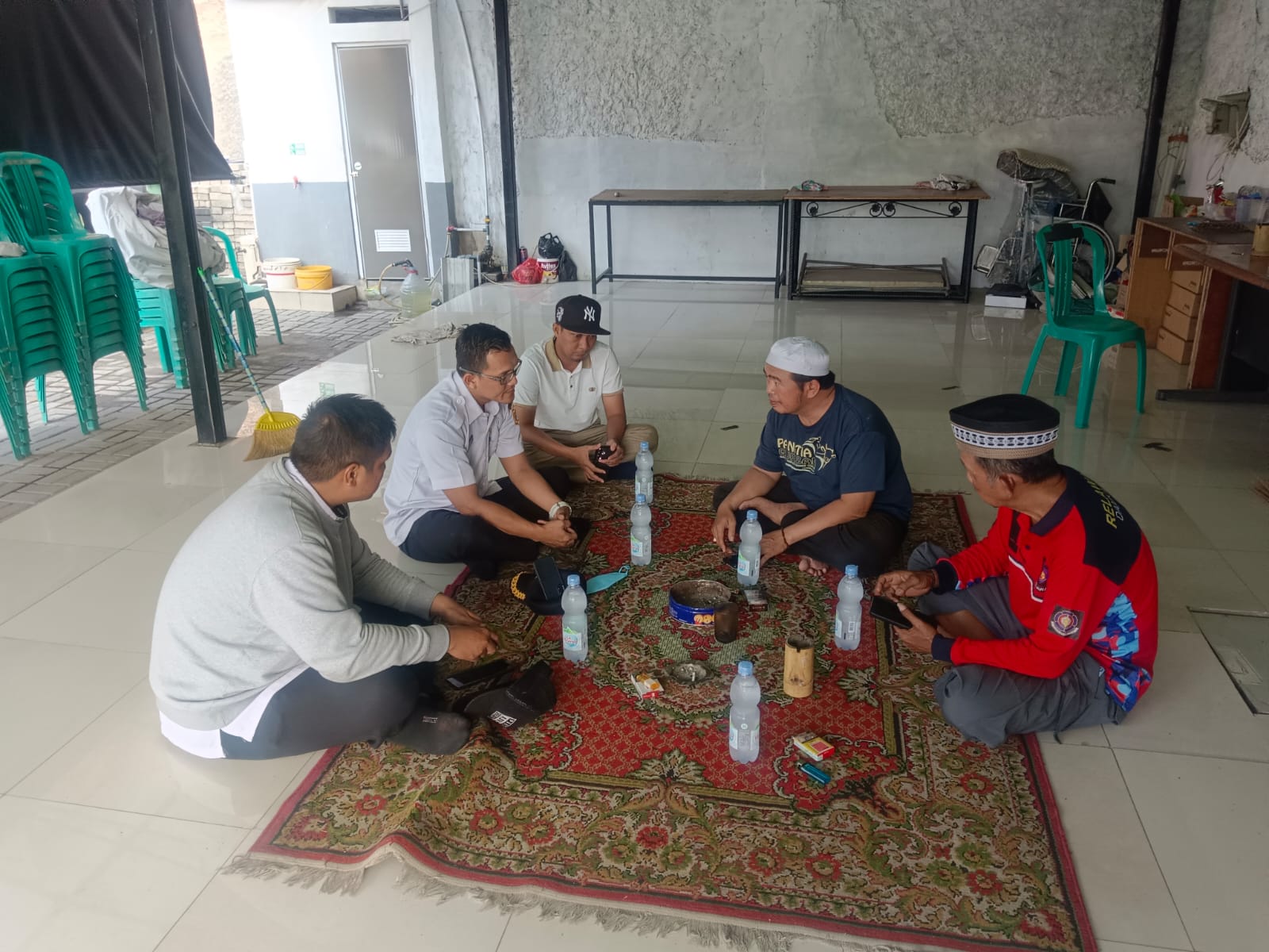Koordinasi dengan Ketua RW.013 terkait rencana penutupan tempat usaha Depot Air Minum Isi Ulang tak berizin di RW.013 Kelurahan Tanjung Priok 1