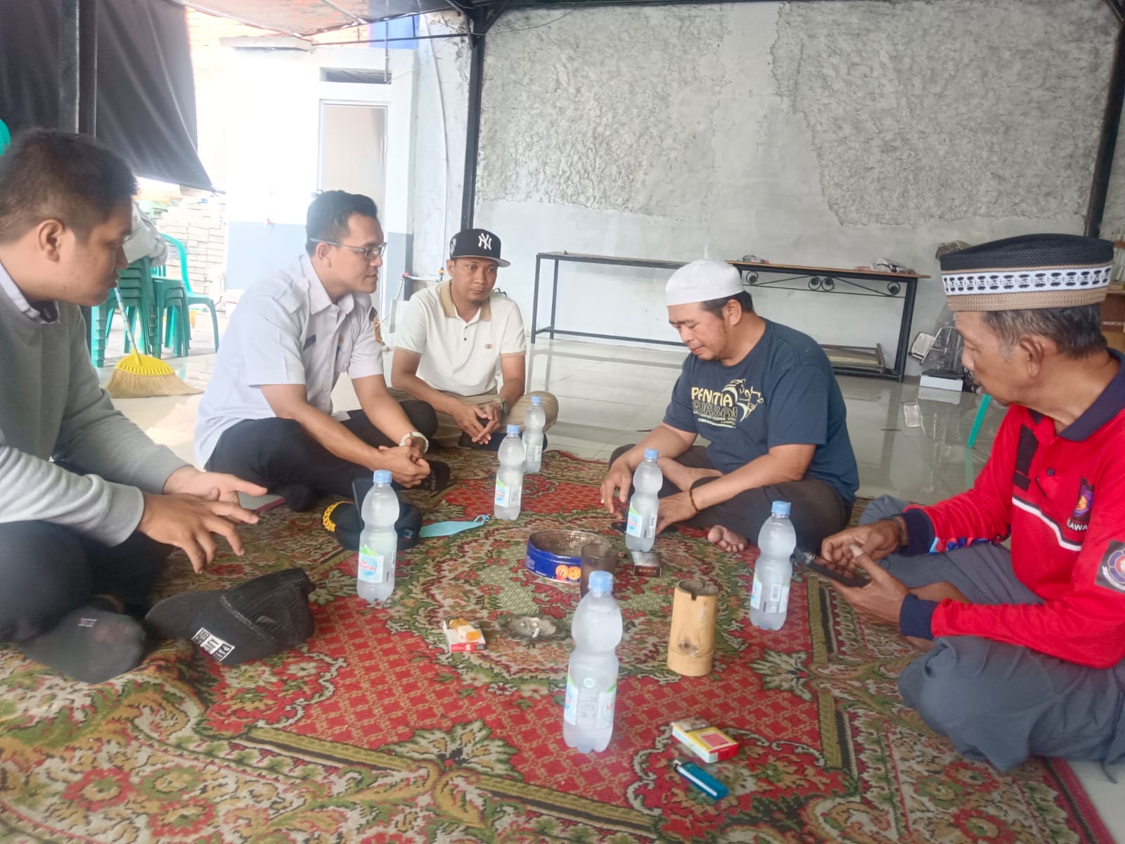 Koordinasi dengan Ketua RW.013 terkait rencana penutupan tempat usaha Depot Air Minum Isi Ulang tak berizin di RW.013 Kelurahan Tanjung Priok 2