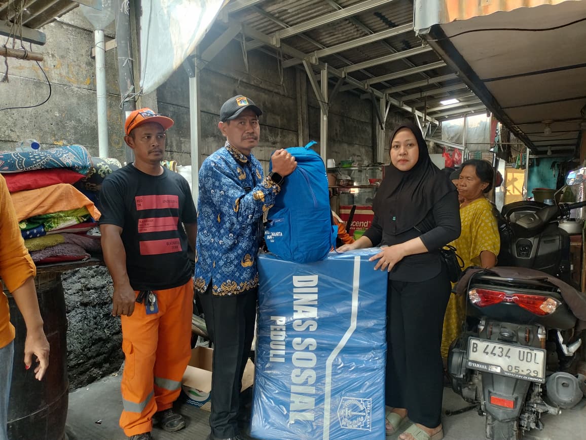 Melaksanakan Pendampingan Dan Penyerahan Bantuan Kepada Korban Kebakaran & Pembersihan Sisa Barang yang terbakar 5