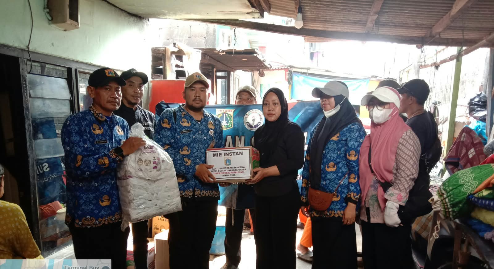Melaksanakan Pendampingan Dan Penyerahan Bantuan Kepada Korban Kebakaran & Pembersihan Sisa Barang yang terbakar 6