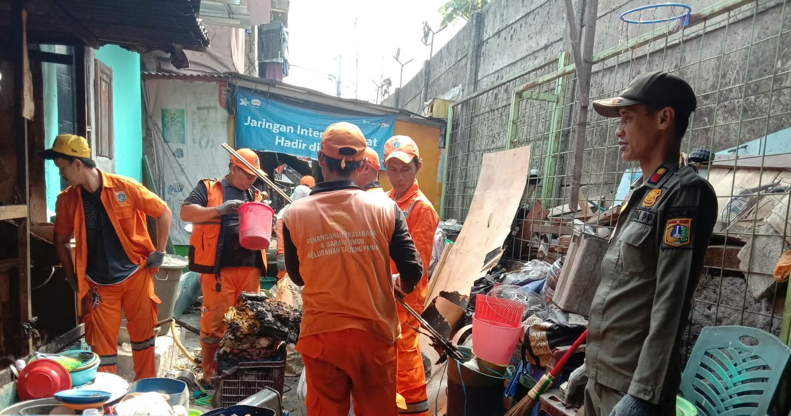 Melaksanakan Pendampingan Dan Penyerahan Bantuan Kepada Korban Kebakaran & Pembersihan Sisa Barang yang terbakar 2