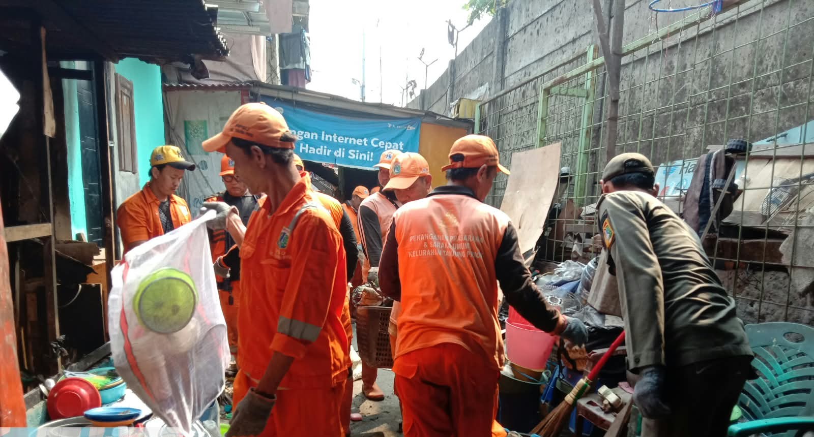 Melaksanakan Pendampingan Dan Penyerahan Bantuan Kepada Korban Kebakaran & Pembersihan Sisa Barang yang terbakar 1