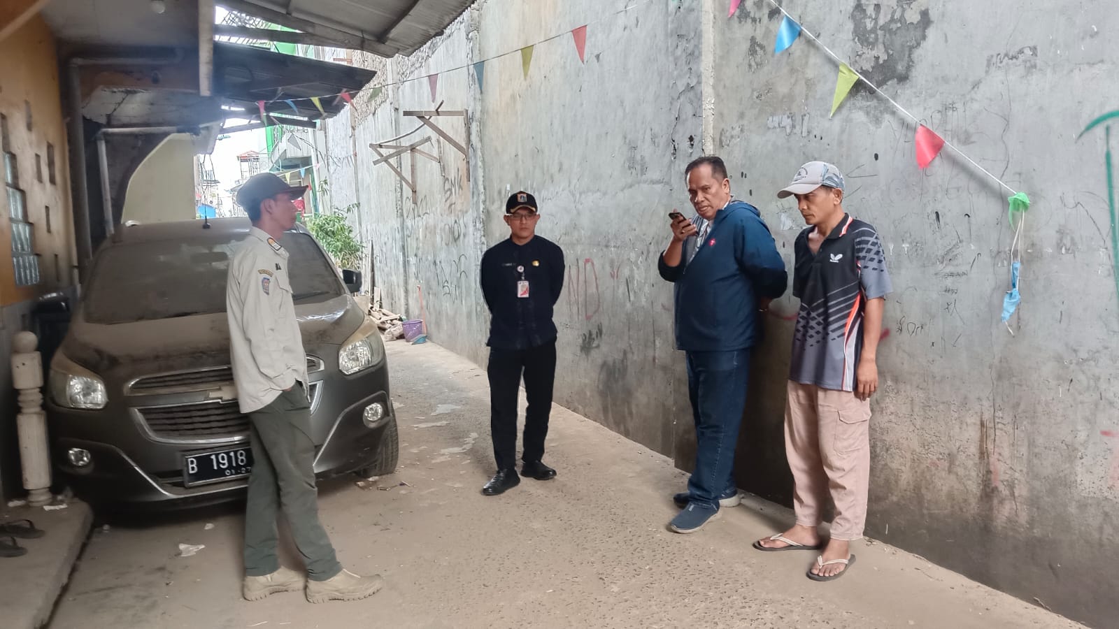 Menindaklanjuti Aduan Ketua RW.015 Perihal Mobil Warga yang sudah lama terparkir tidak digunakan mempersempit Jalan dan menghalangi Proyek Saluran di Pelita V RW.015 Kelurahan Tanjung Priok 1