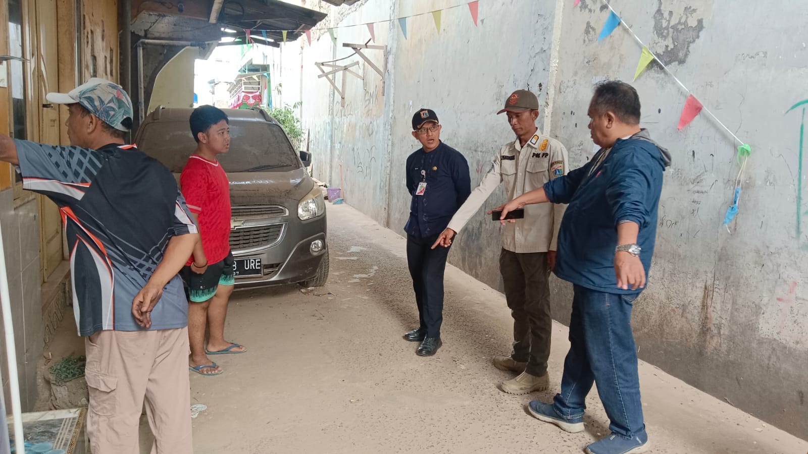 Menindaklanjuti Aduan Ketua RW.015 Perihal Mobil Warga yang sudah lama terparkir tidak digunakan mempersempit Jalan dan menghalangi Proyek Saluran di Pelita V RW.015 Kelurahan Tanjung Priok 4