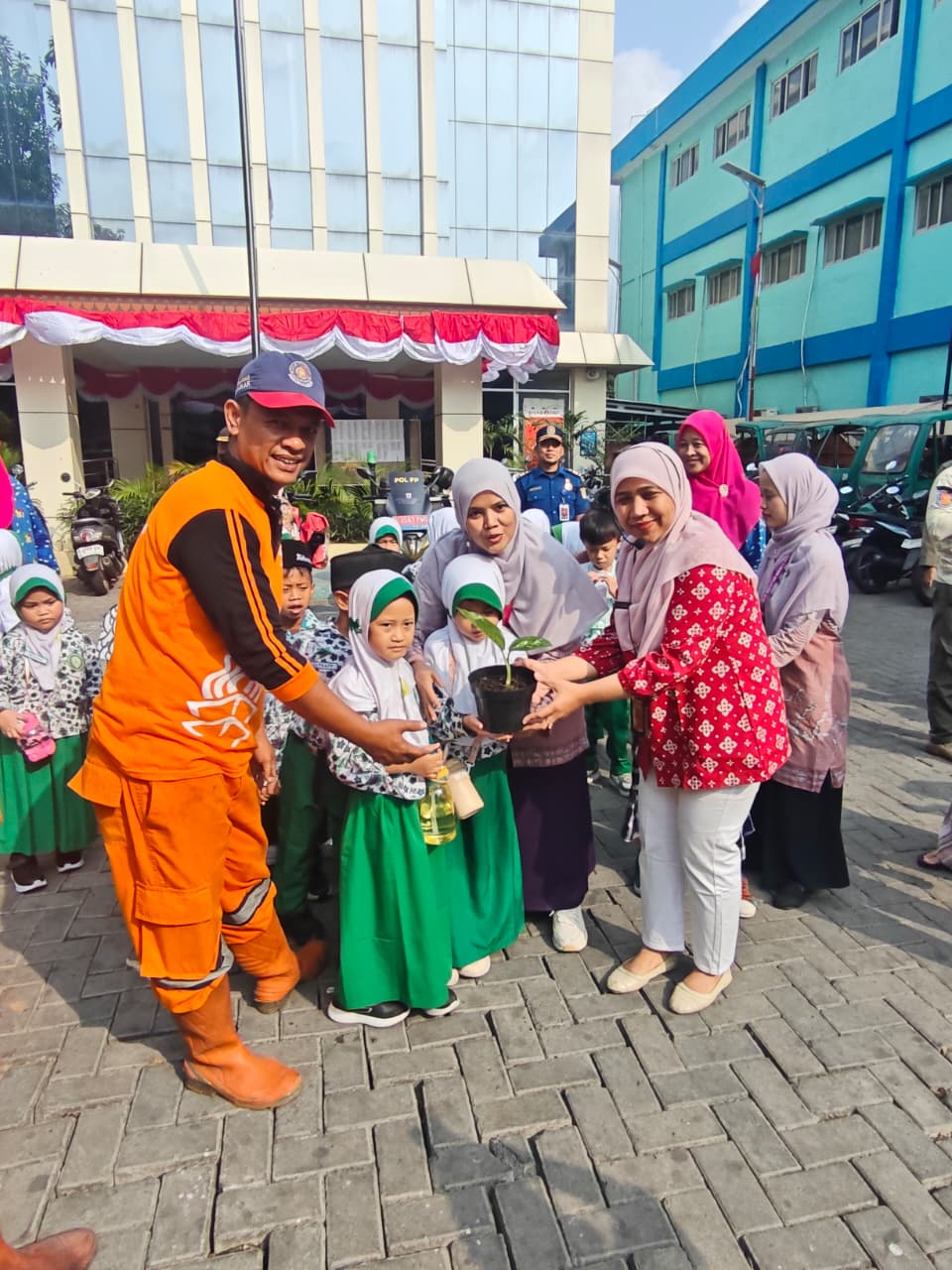 Kunjungan Edukatif Anak-Anak RA Al Khairiyah ke Kantor Kelurahan Lagoa dalam Rangka Pengenalan Lingkungan Perkantoran 4