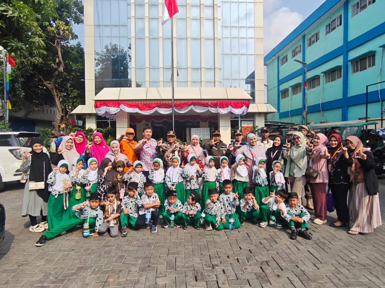 Kunjungan Edukatif Anak-Anak RA Al Khairiyah ke Kantor Kelurahan Lagoa dalam Rangka Pengenalan Lingkungan Perkantoran 6