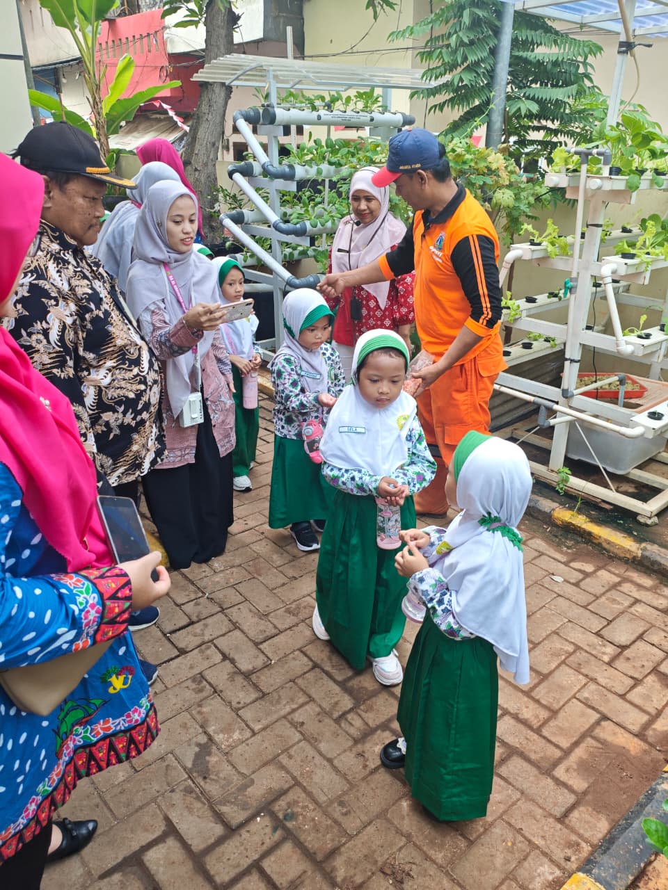 Kunjungan Edukatif Anak-Anak RA Al Khairiyah ke Kantor Kelurahan Lagoa dalam Rangka Pengenalan Lingkungan Perkantoran 1
